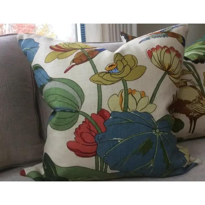 L'inimitable maison de design GP and J Baker propose une paire de coussins dans l'un de ses imprimés les plus emblématiques. 