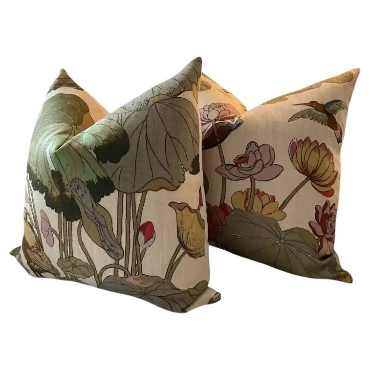 Coppia di cuscini contemporanei "Nympheus" di G. 
A. Baker in crema in vendita