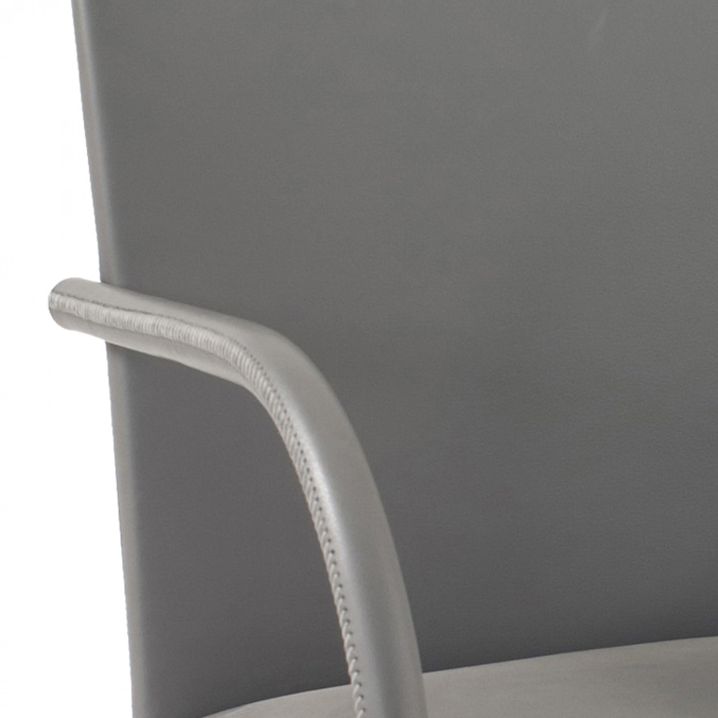 Moderno Coppia di poltrone contemporanee in pelle grigia in vendita