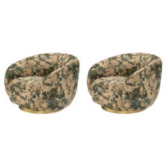 Paire de fauteuils pivotants contemporains en tissu d'ameublement à motif floral vert