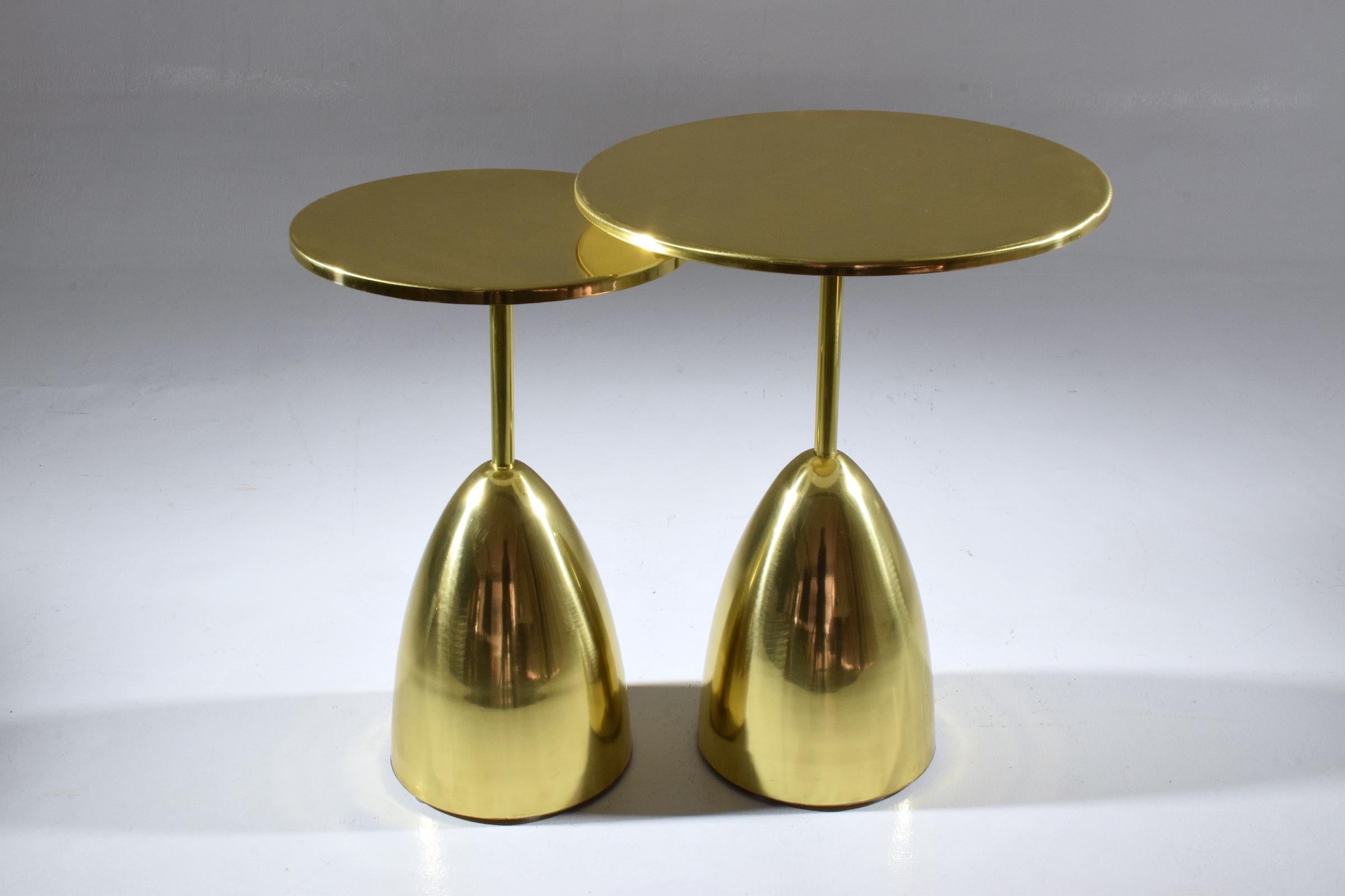 Moderne  Paire de tables d'appoint Or-Ora en laiton fabriquées à la main par Jonathan Amar Studio  en vente