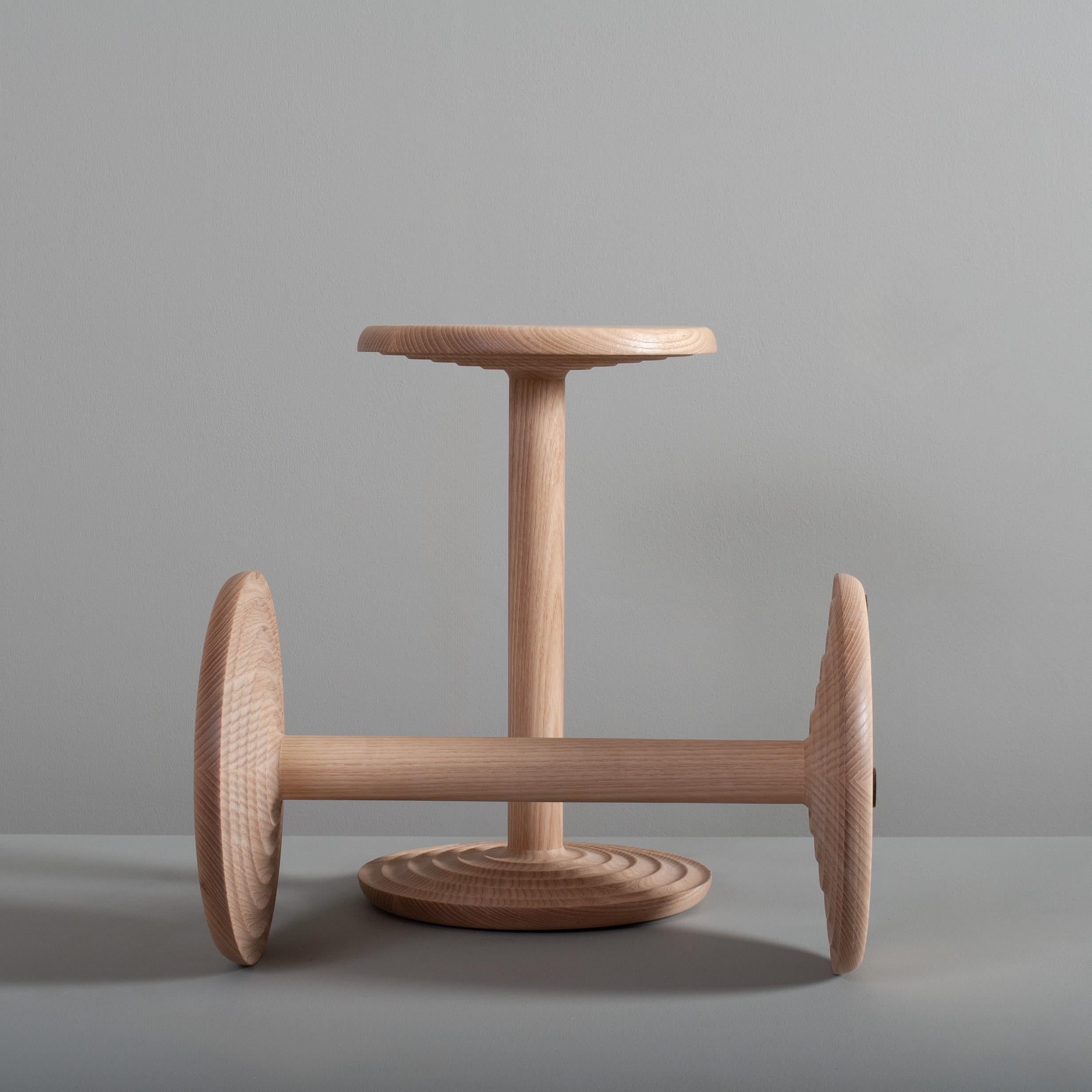 Paar Contemporary Handcrafted Beistelltische (Englisch) im Angebot