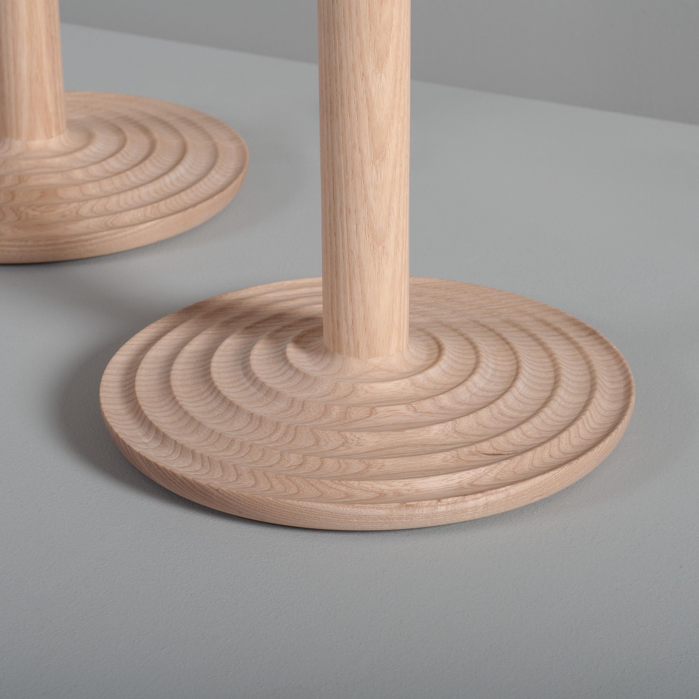 Ein Paar wunderschön handgedrehte und handgefertigte Beistelltische aus weißer englischer Esche in modernistischem Design. Wunderbare Form und Maßstab. Dies ist ein maßgeschneidertes Stück von hoher Qualität, handgefertigt von unserem Handwerker in