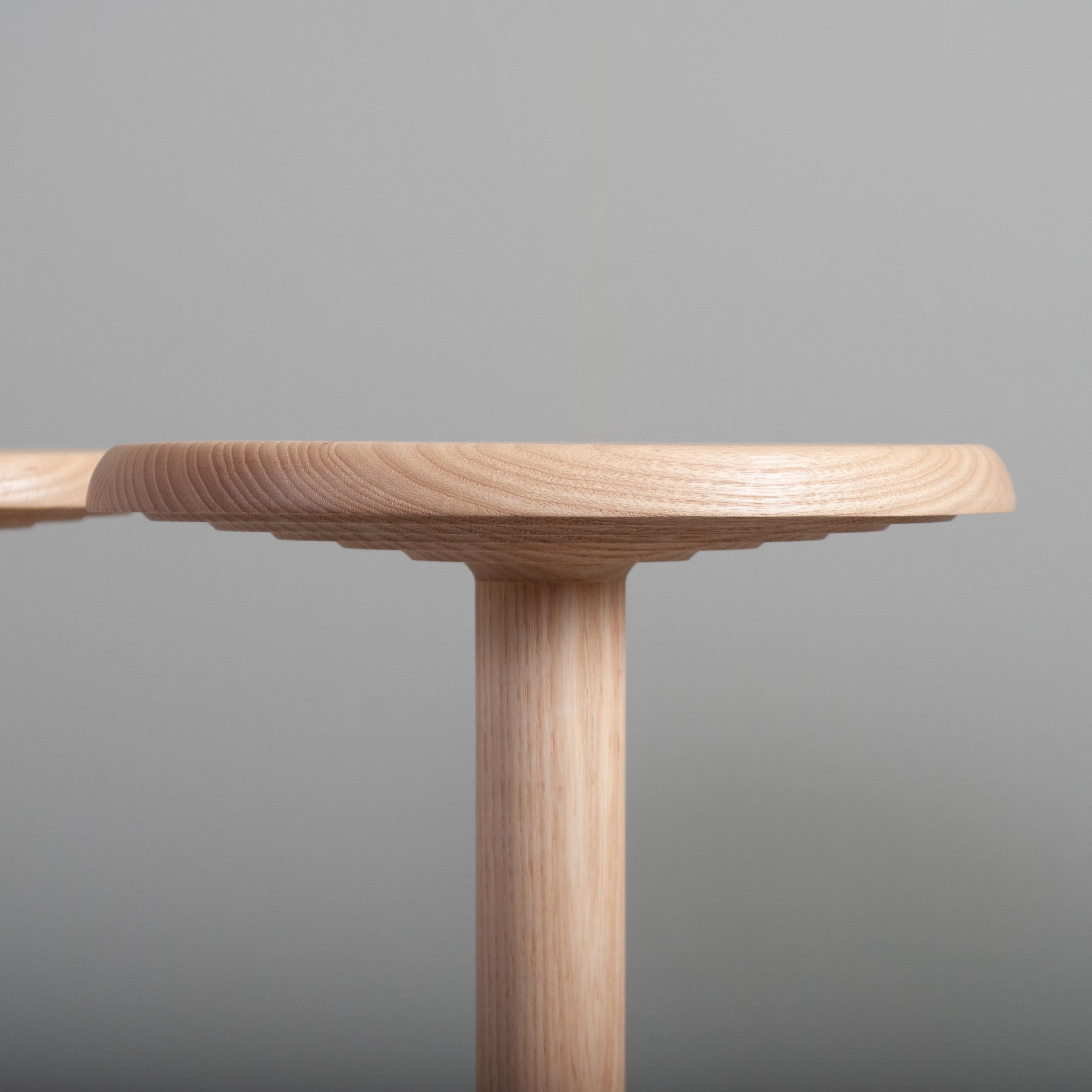 Paar Contemporary Handcrafted Beistelltische (Asche) im Angebot