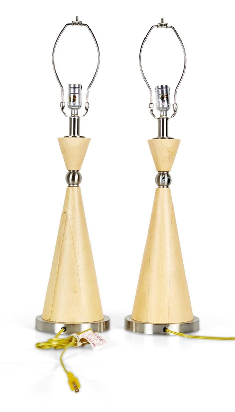 Coppia di lampade da tavolo contemporanee a forma di clessidra con montanti composti da due coni conici invertiti in legno di pino chiaro con sfera decorativa cromata che separa le due sezioni con basi circolari, ferramenta e arpe in cromo