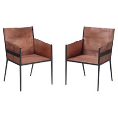 Paire de fauteuils contemporains en fer et cuir sur mesure 
