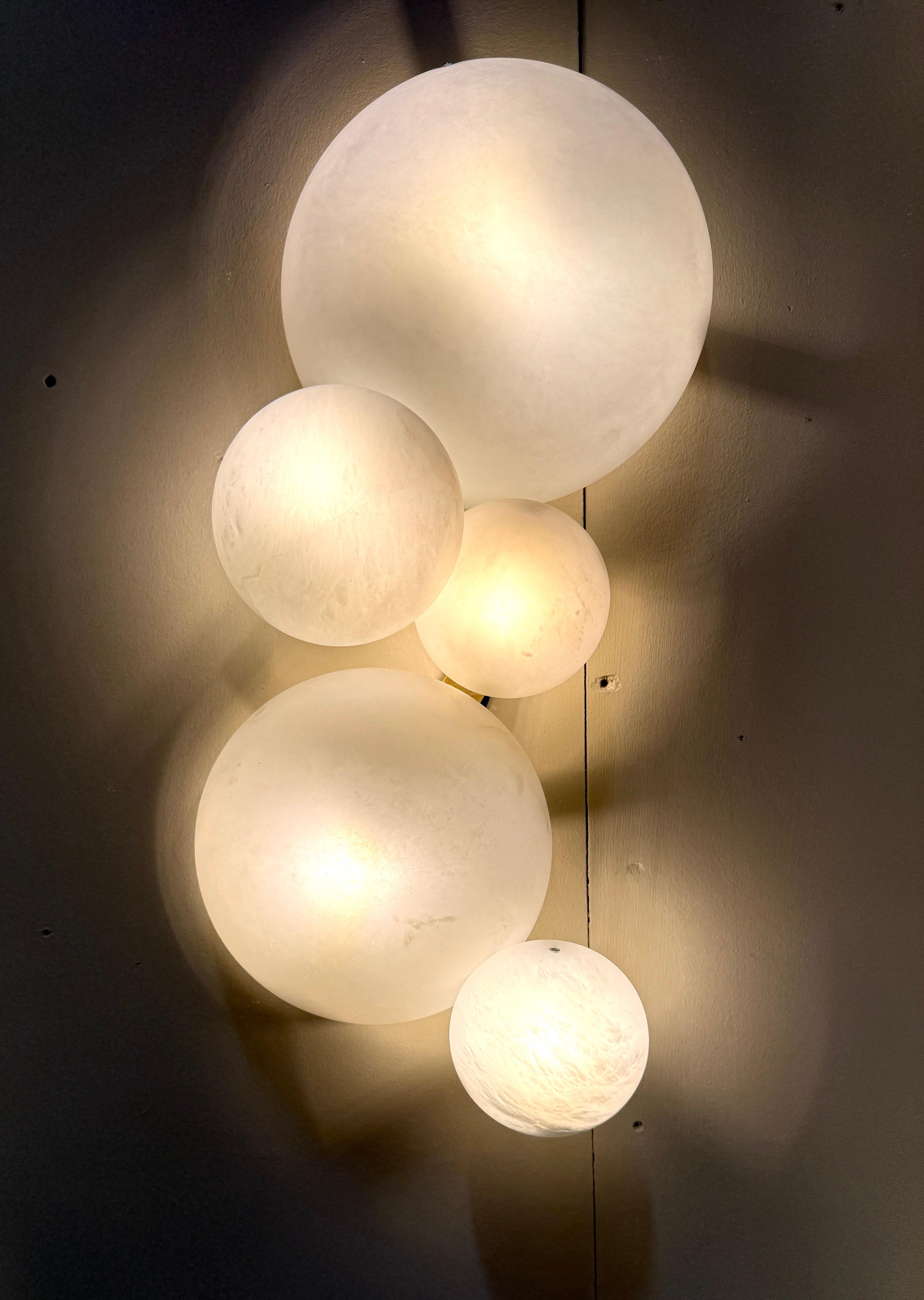 Pair of  Contemporary Italian Alabaster Marble Globe Wall Lights or Sconces In New Condition For Sale In Rome, IT