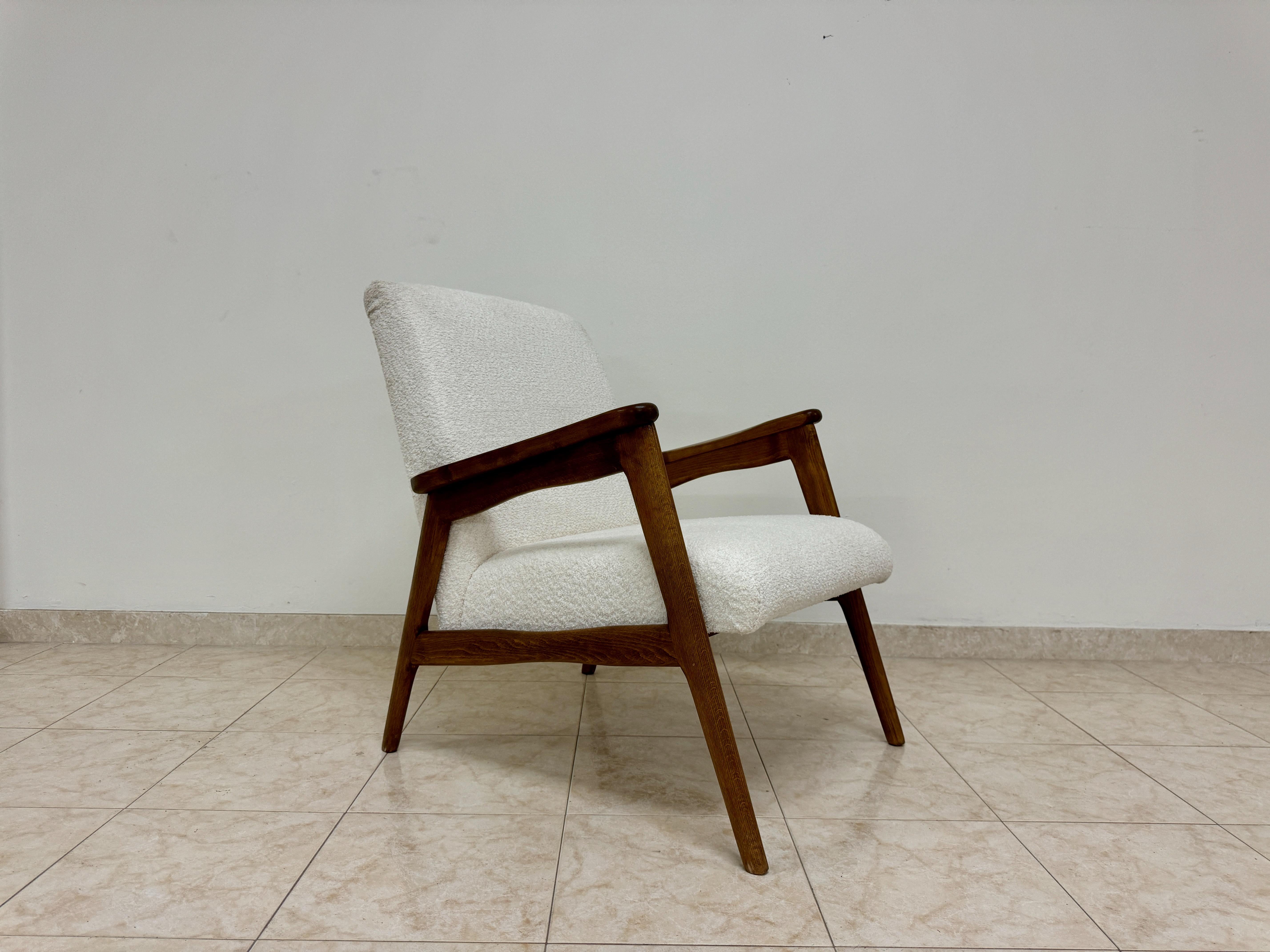 Ein Paar Contemporary Italian Armchairs (Moderne der Mitte des Jahrhunderts) im Angebot