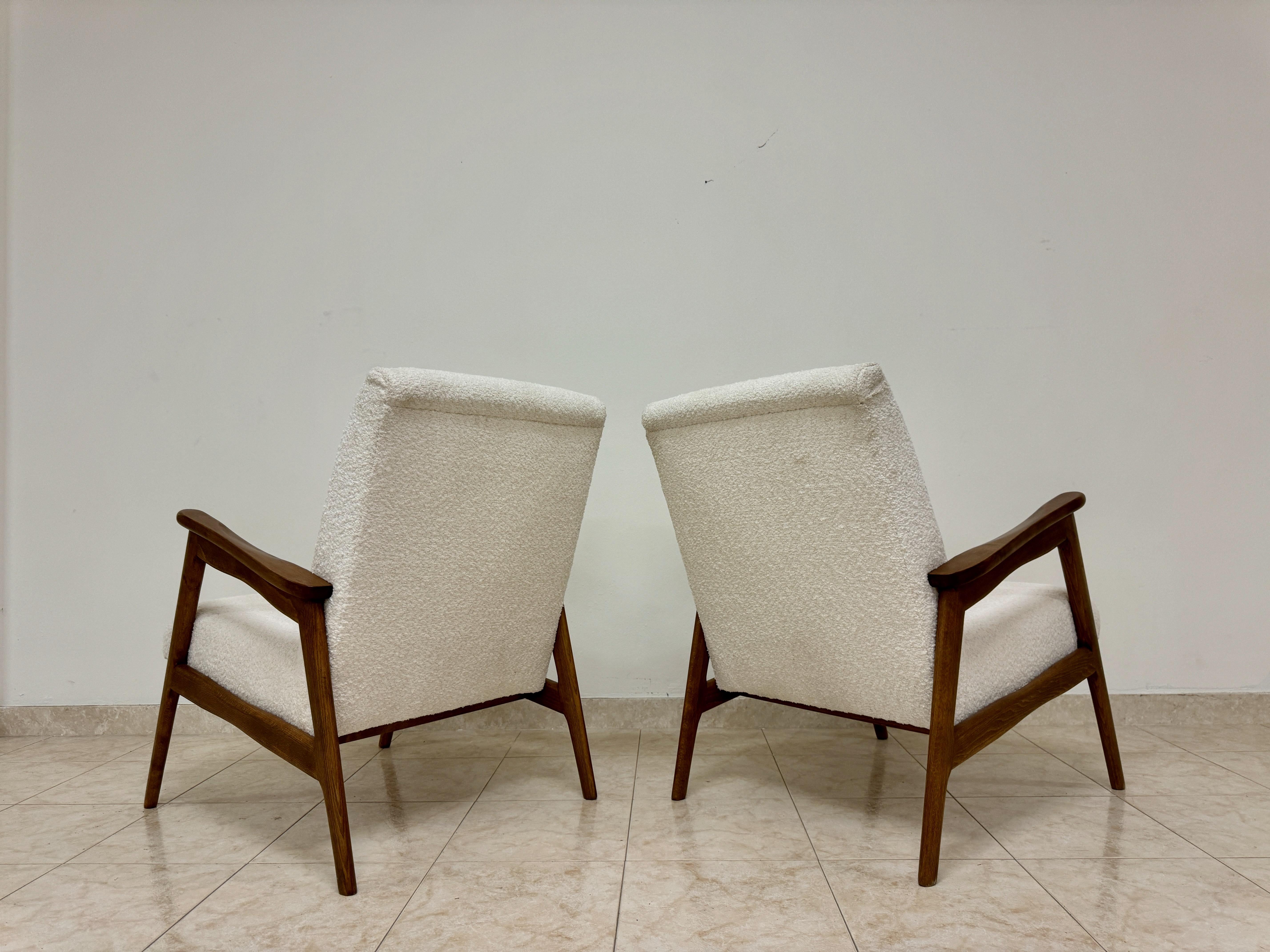 Ein Paar Contemporary Italian Armchairs (Stoff) im Angebot
