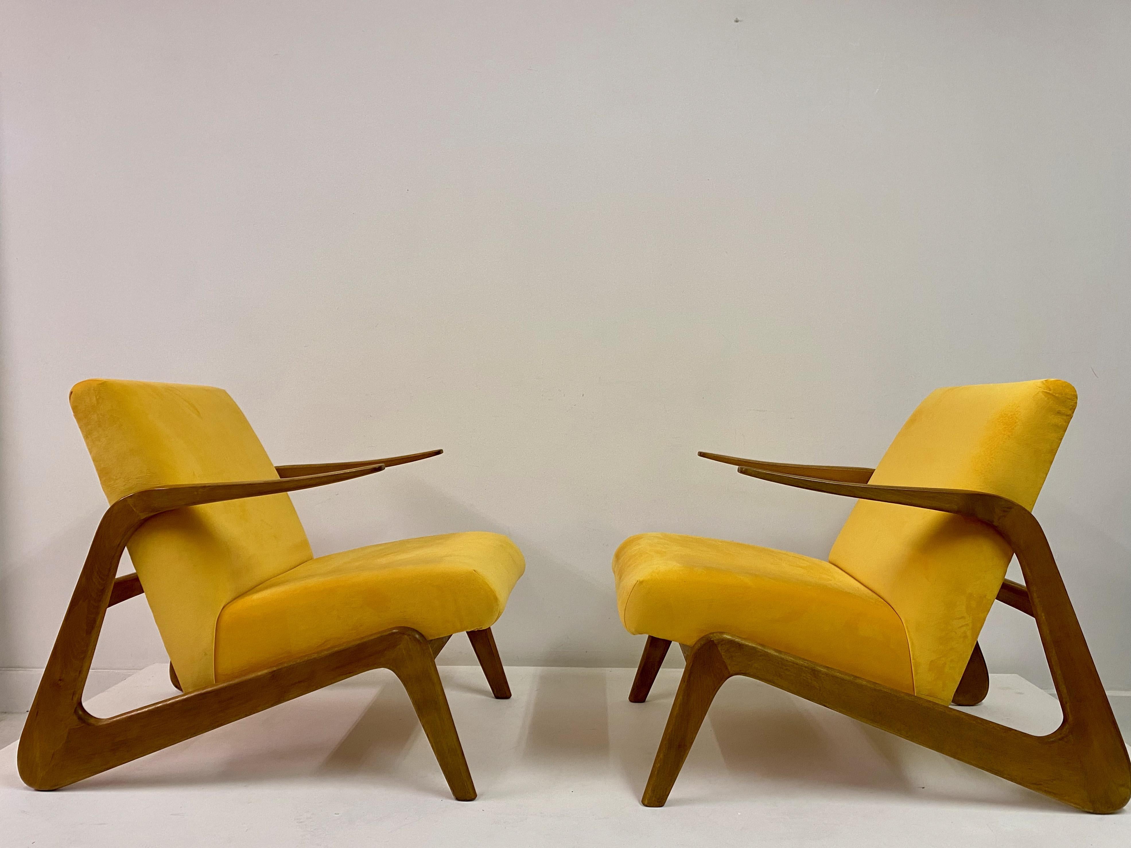 Pair of Contemporary Italian Armchairs in Yellow Velvet In New Condition For Sale In London, London