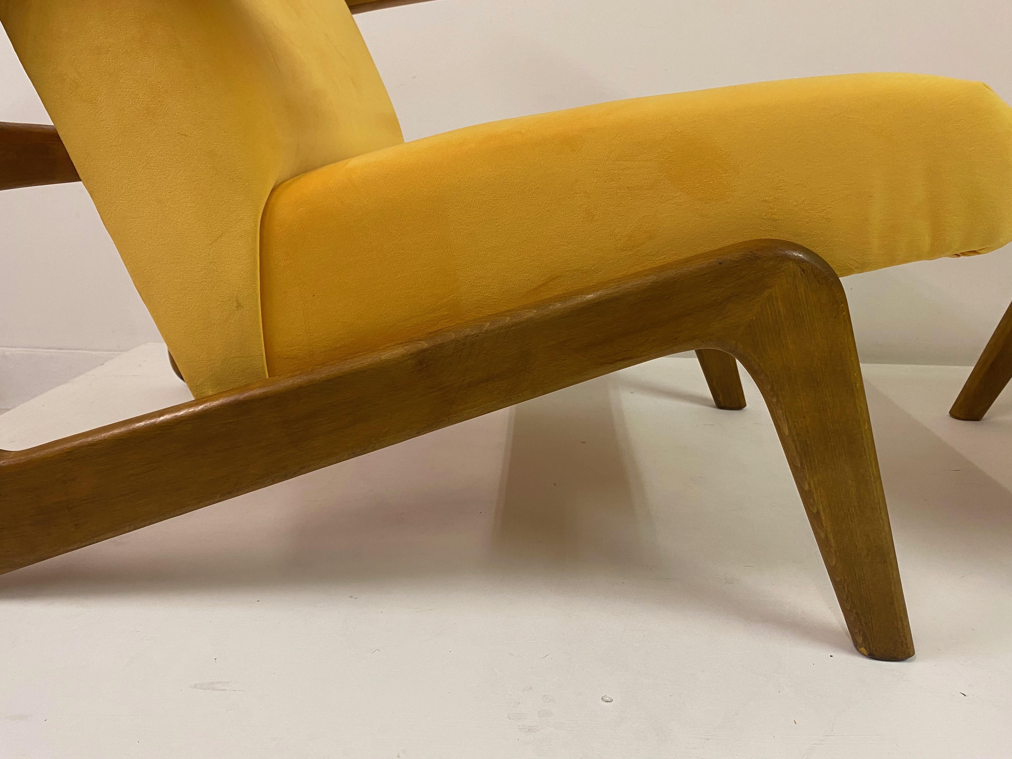 Pair of Contemporary Italian Armchairs in Yellow Velvet For Sale 1
