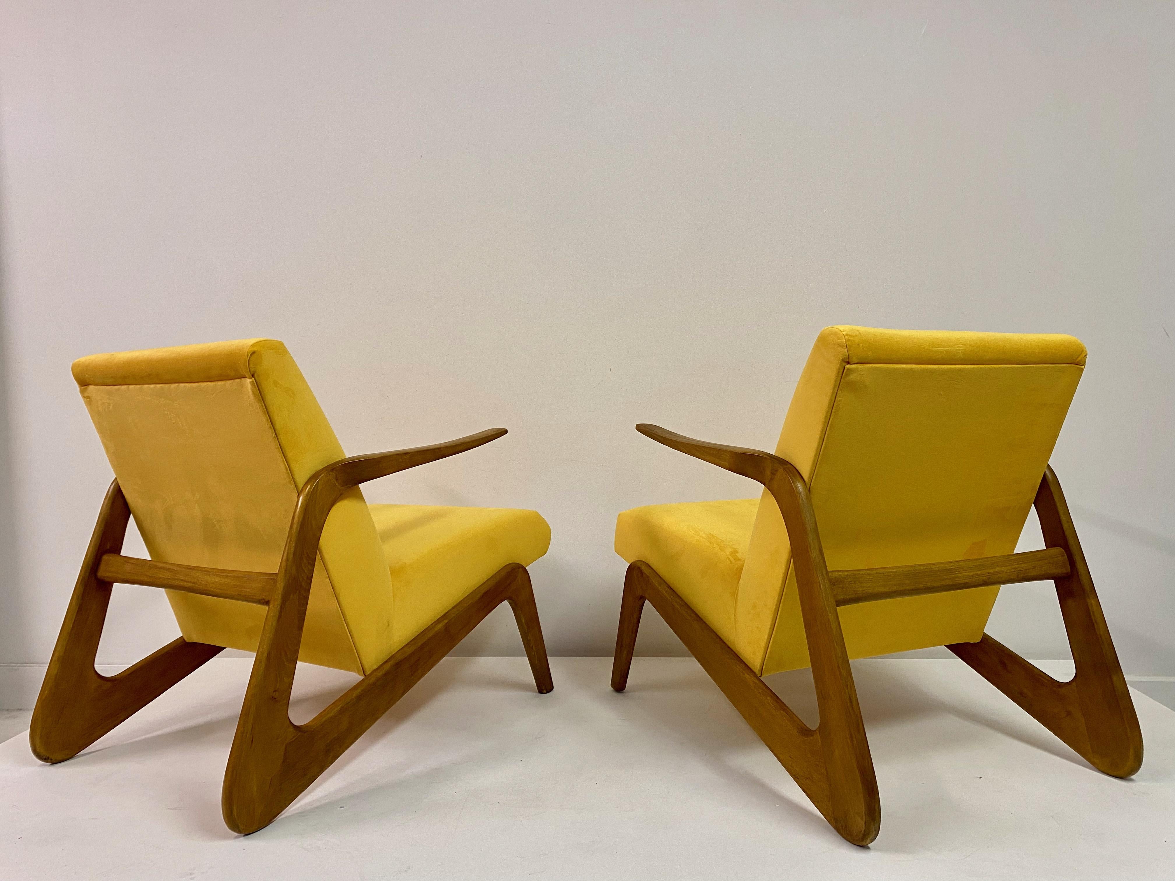 Pair of Contemporary Italian Armchairs in Yellow Velvet For Sale 4