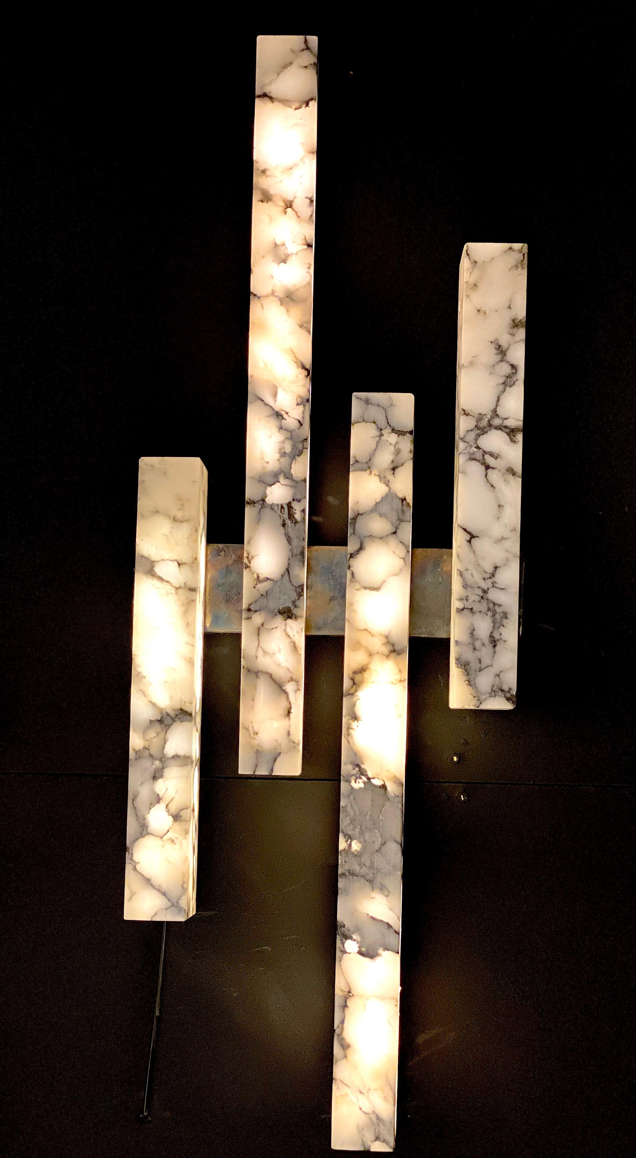 Marmo Coppia di lampade da parete o sconsigliate in marmo Bardiglio italiano contemporaneo in vendita