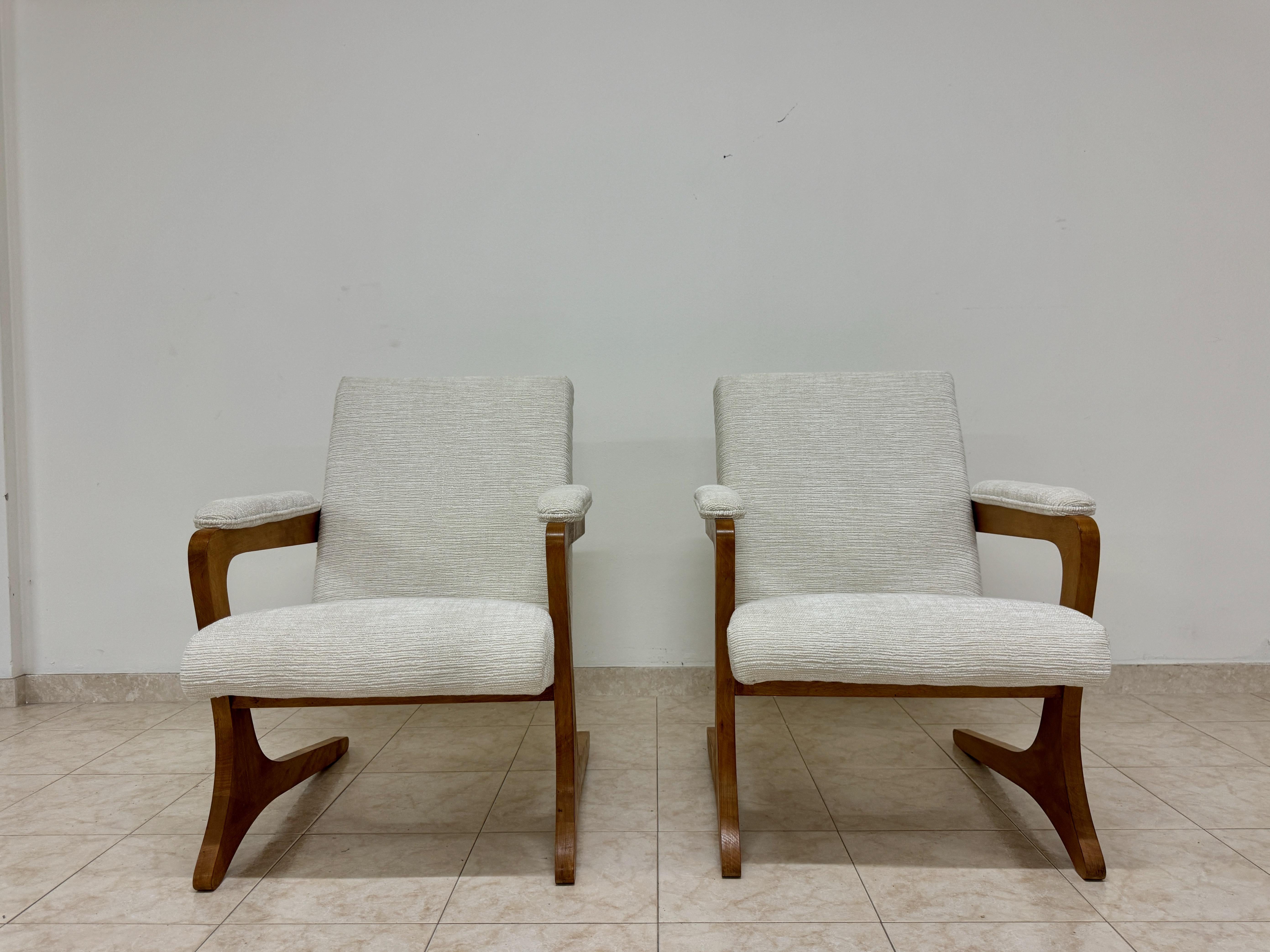 Poltrone

Telaio in faggio

Sedili in Fabrice

Sedute a sbalzo

Opzioni di tessuto disponibili

Prodotto in Italia

Contemporaneo

Se non è disponibile in magazzino, sarà realizzato su ordinazione

Queste poltrone italiane contemporanee incarnano un