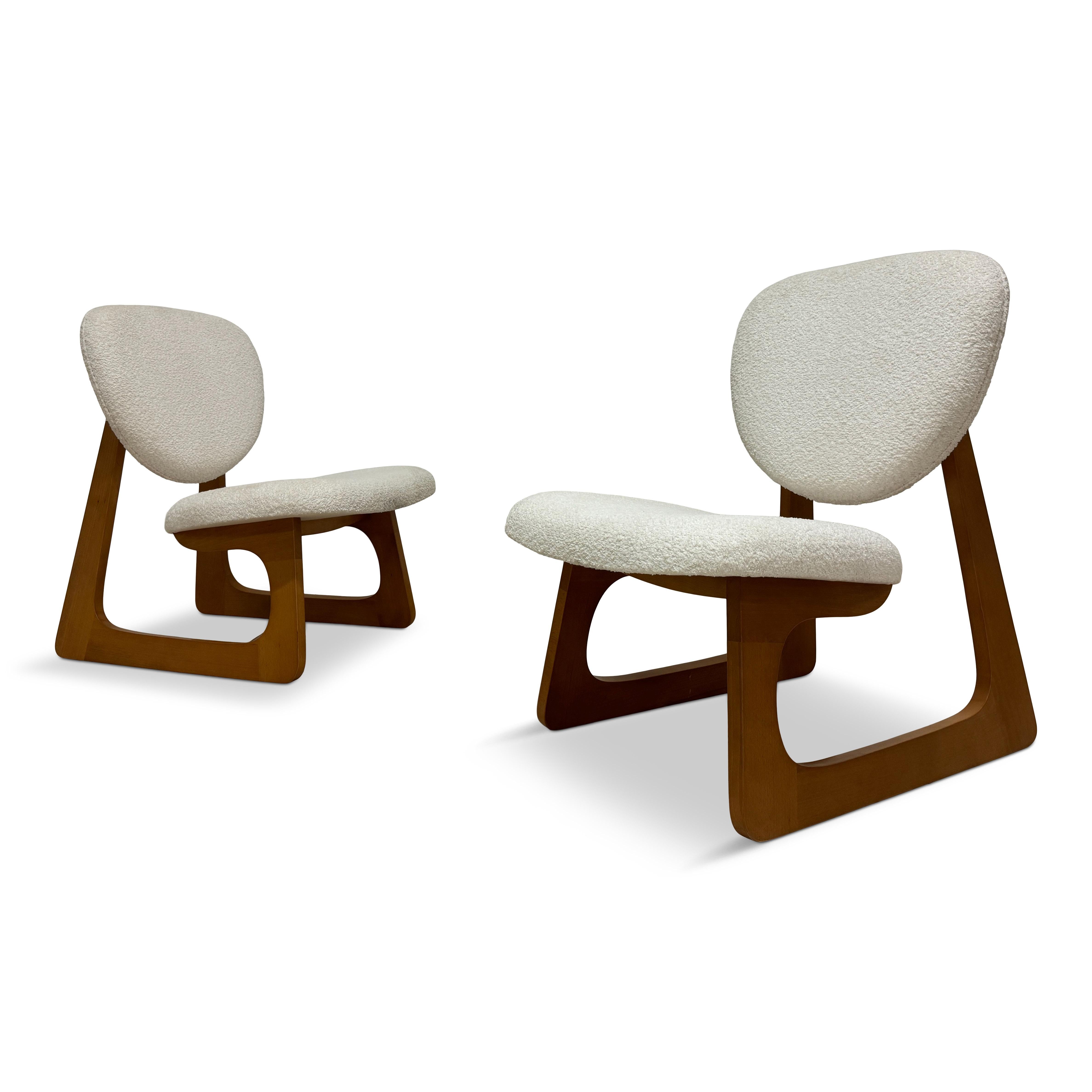 Diese zeitgenössischen italienischen Stühle, die in einer kleinen Werkstatt in Norditalien hergestellt werden, zeichnen sich durch ein minimalistisches und dennoch anspruchsvolles Design aus. Die Stühle haben eine freitragende Struktur mit schlanken