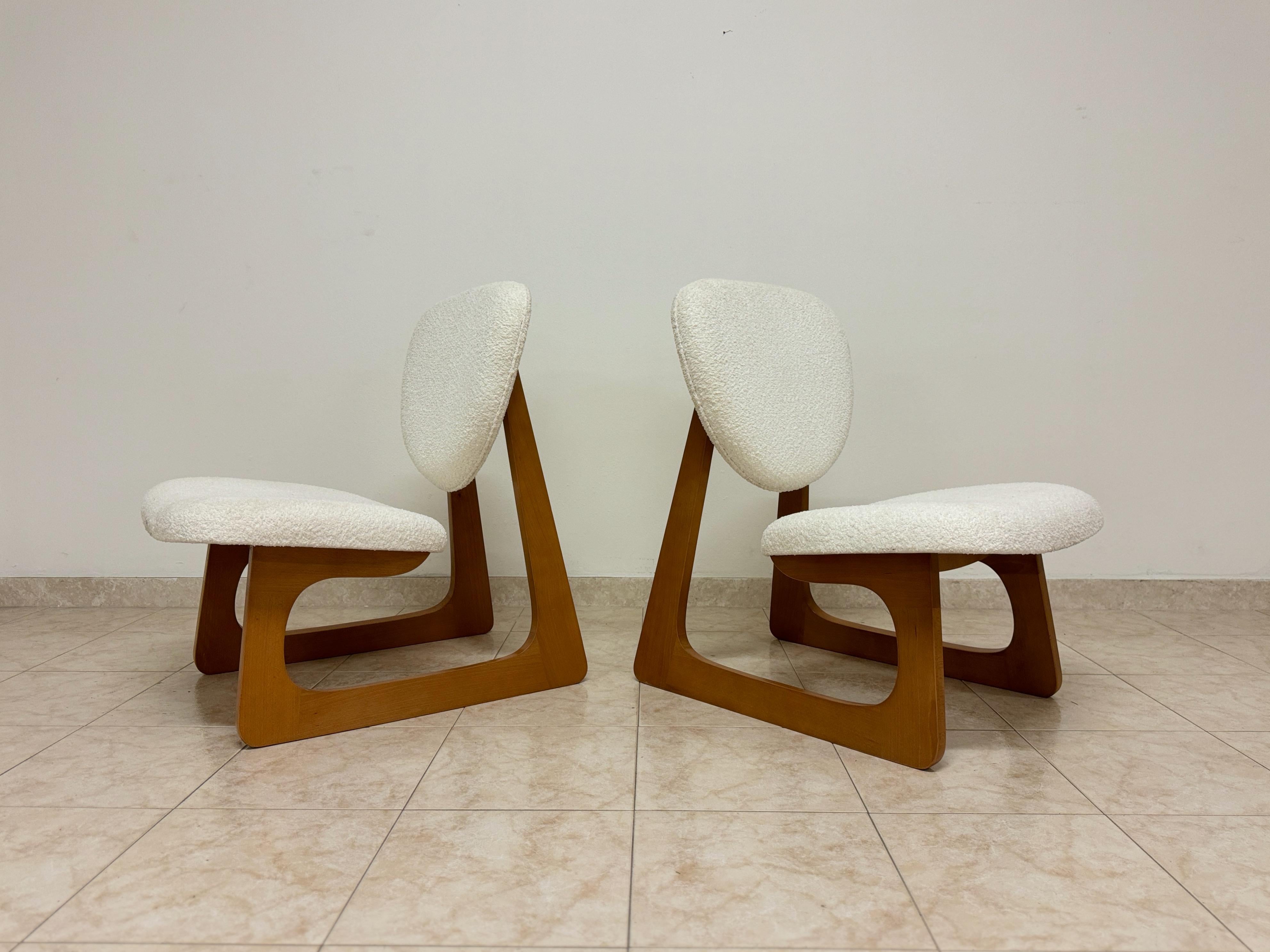 Ein Paar Contemporary Italian Cantilevered Lounge Chairs (Moderne der Mitte des Jahrhunderts) im Angebot