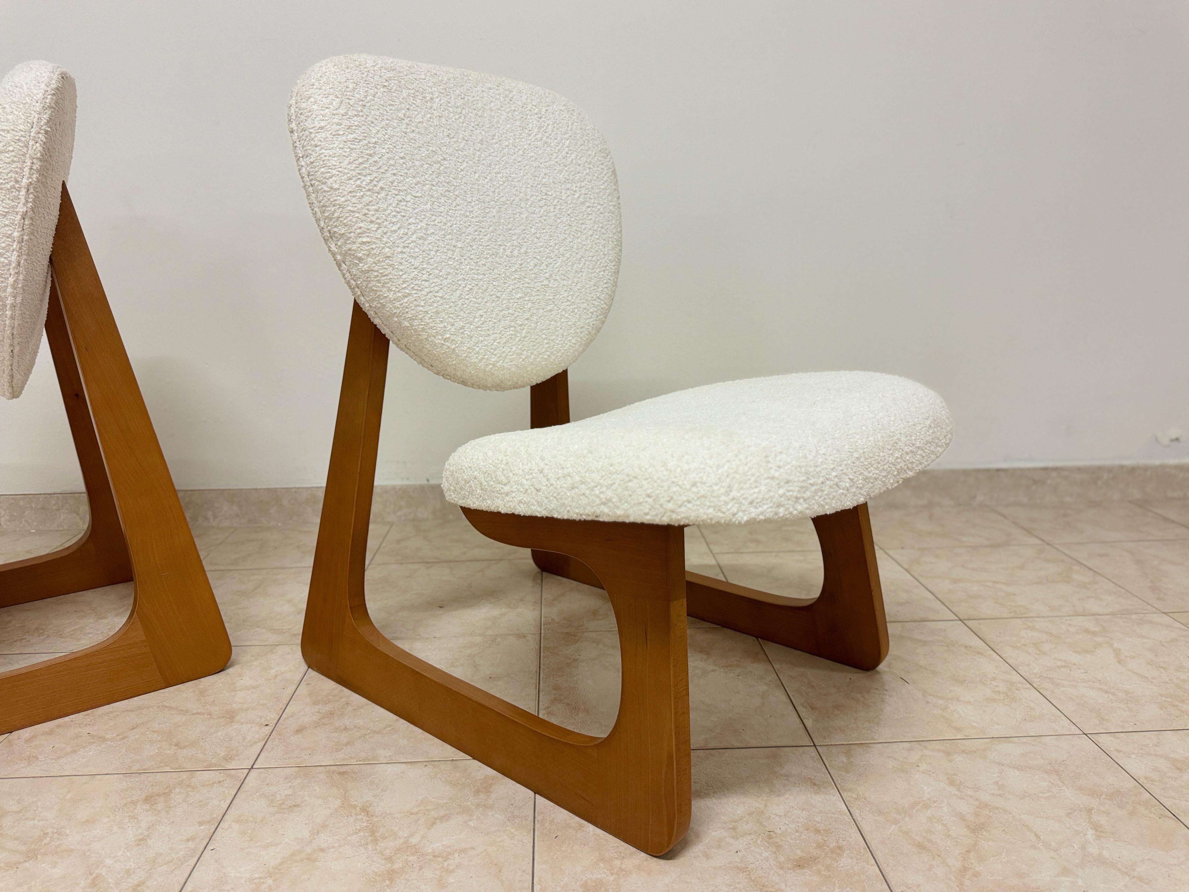 Ein Paar Contemporary Italian Cantilevered Lounge Chairs (Italienisch) im Angebot