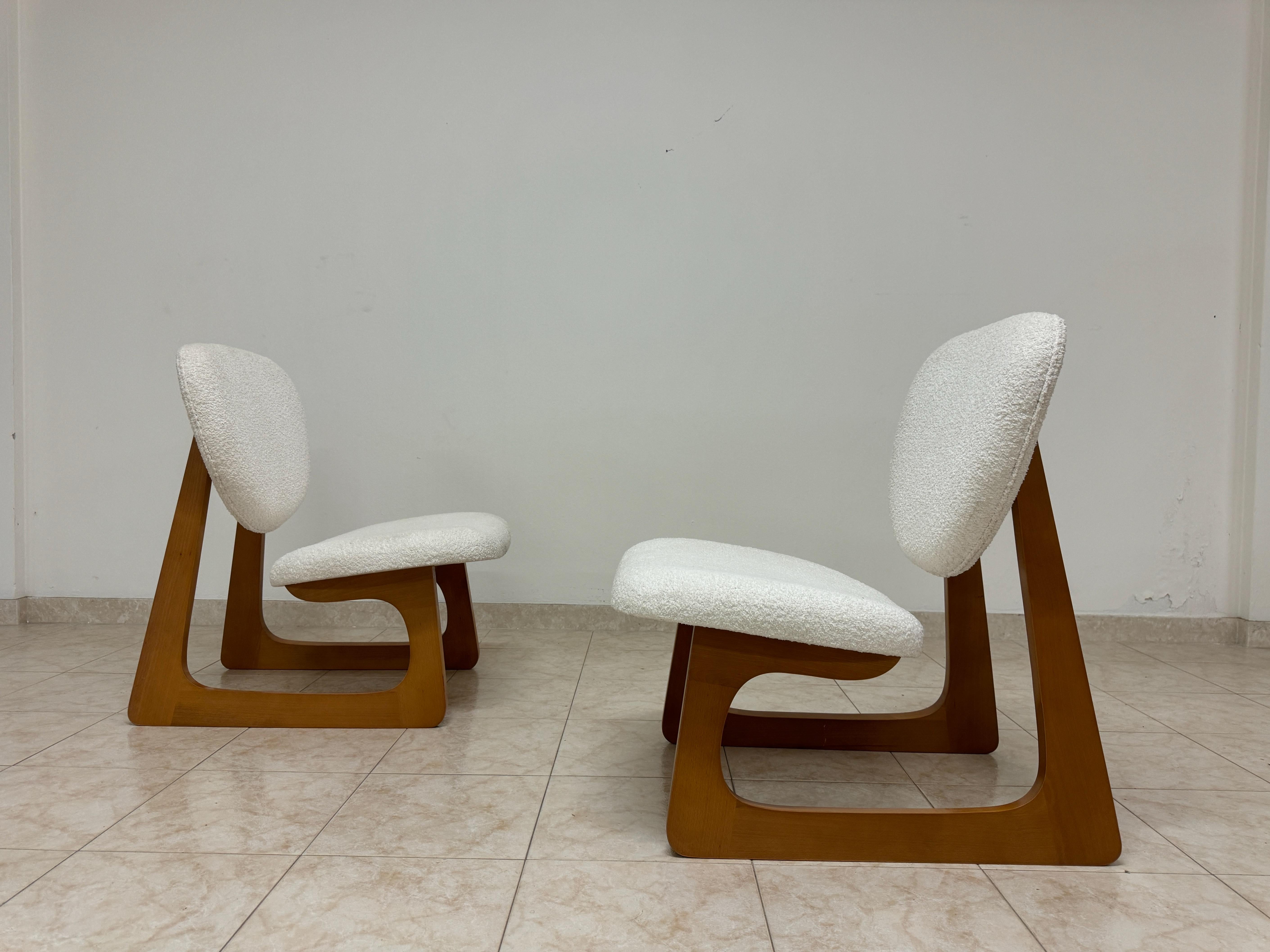 Ein Paar Contemporary Italian Cantilevered Lounge Chairs (Stoff) im Angebot