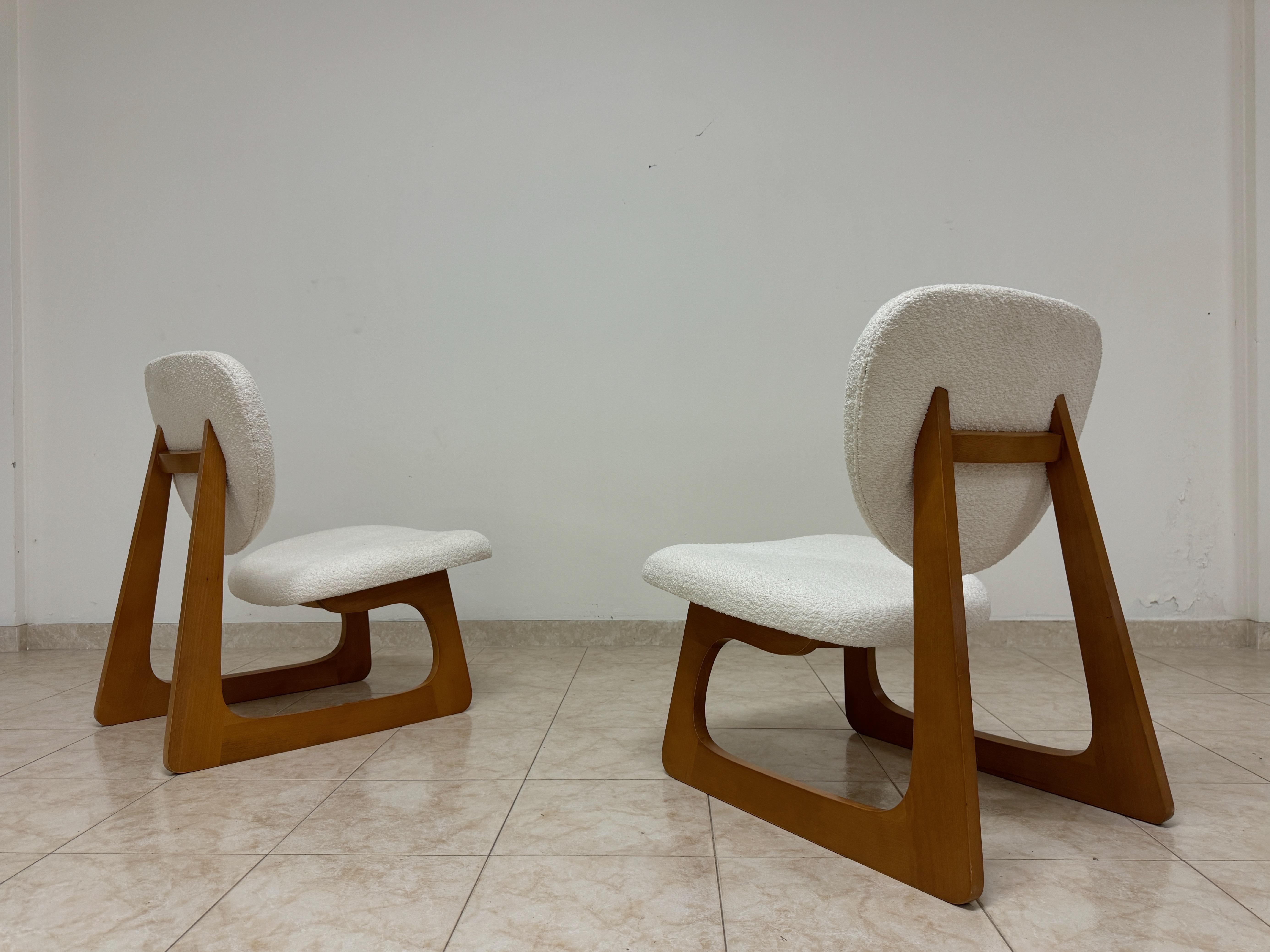 Ein Paar Contemporary Italian Cantilevered Lounge Chairs im Angebot 1