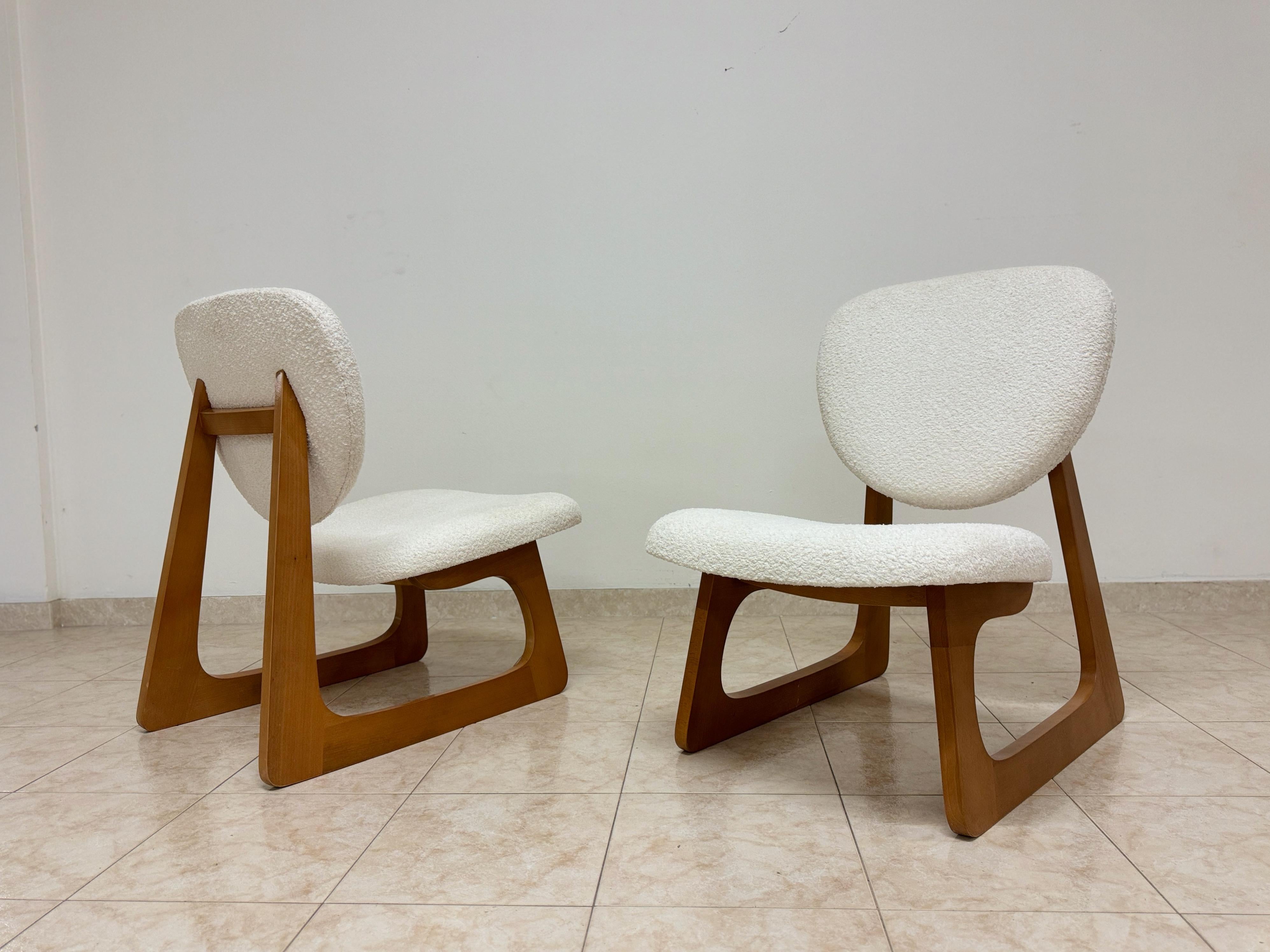Ein Paar Contemporary Italian Cantilevered Lounge Chairs im Angebot 2