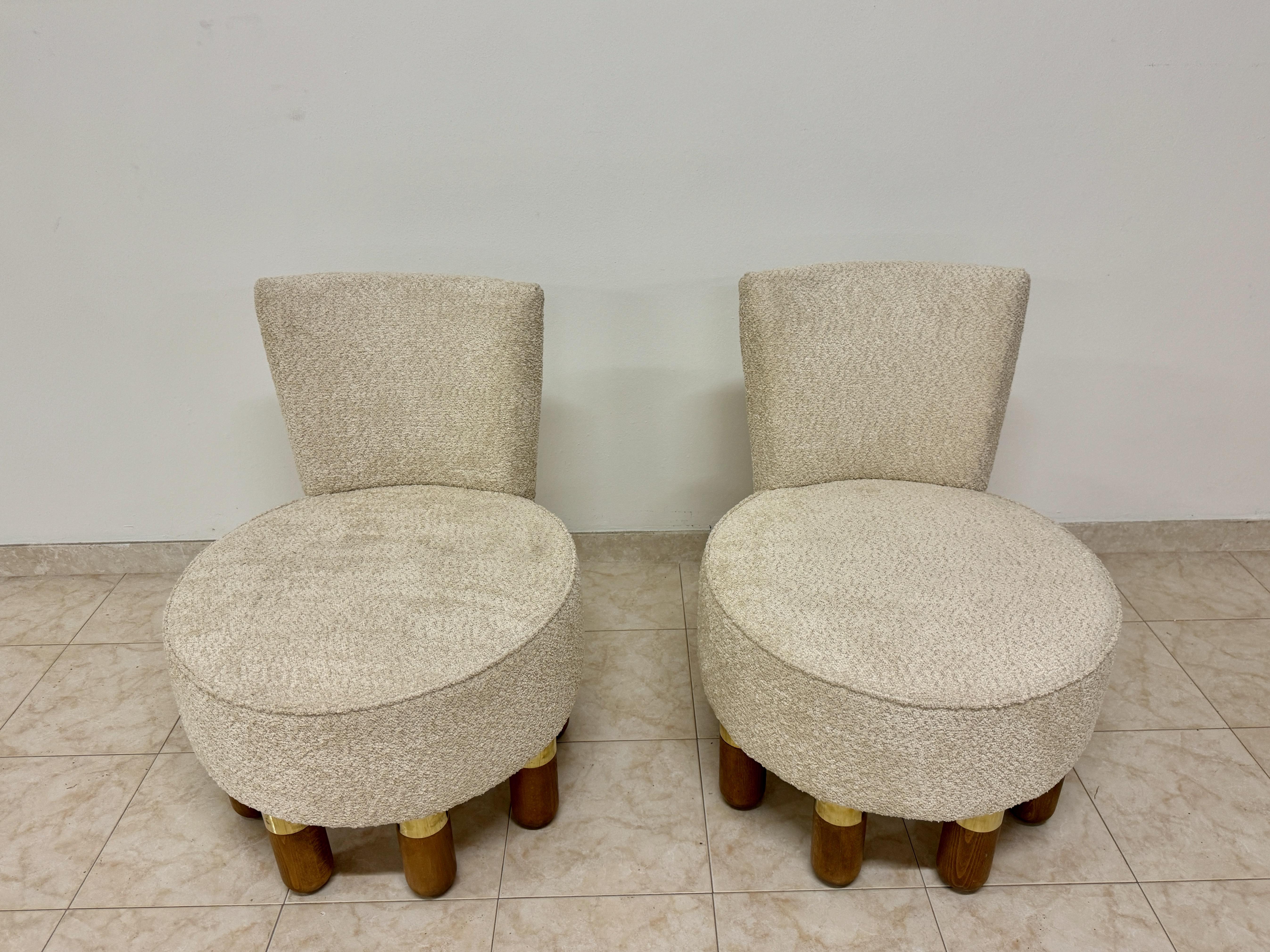 Mid-Century Modern Paire de fauteuils club italiens contemporains avec pieds en laiton en vente