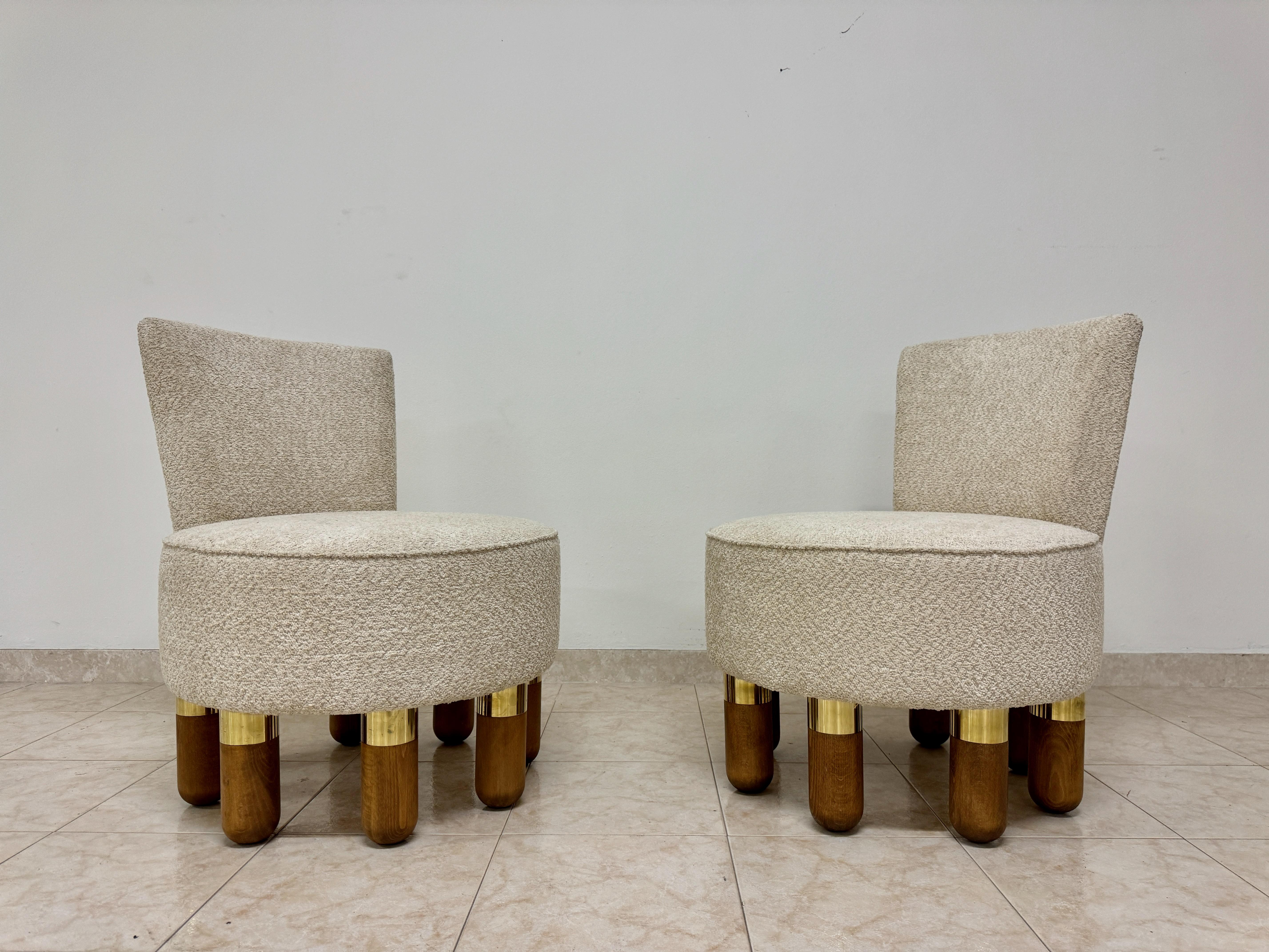 XXIe siècle et contemporain Paire de fauteuils club italiens contemporains avec pieds en laiton en vente
