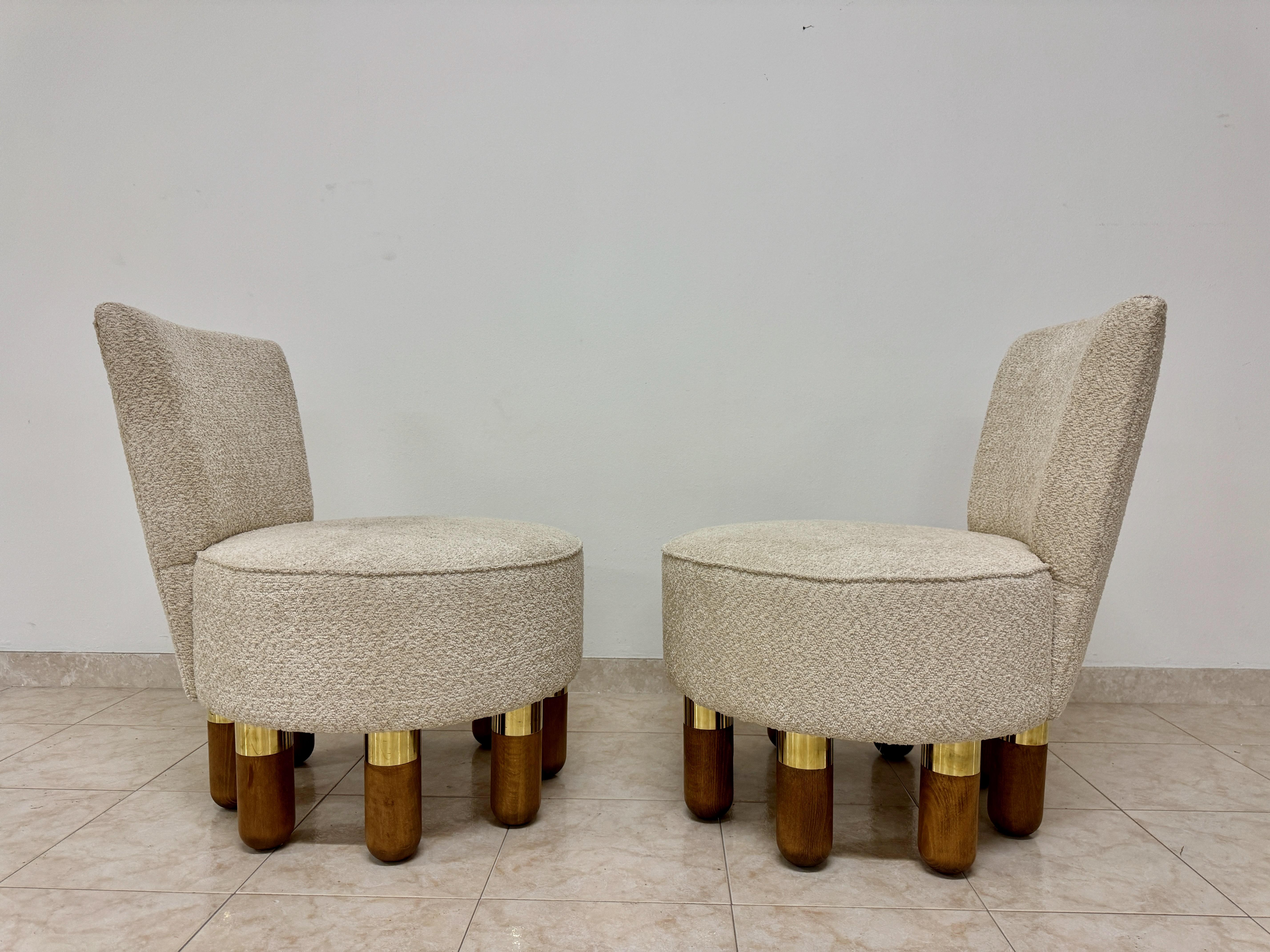 Laiton Paire de fauteuils club italiens contemporains avec pieds en laiton en vente