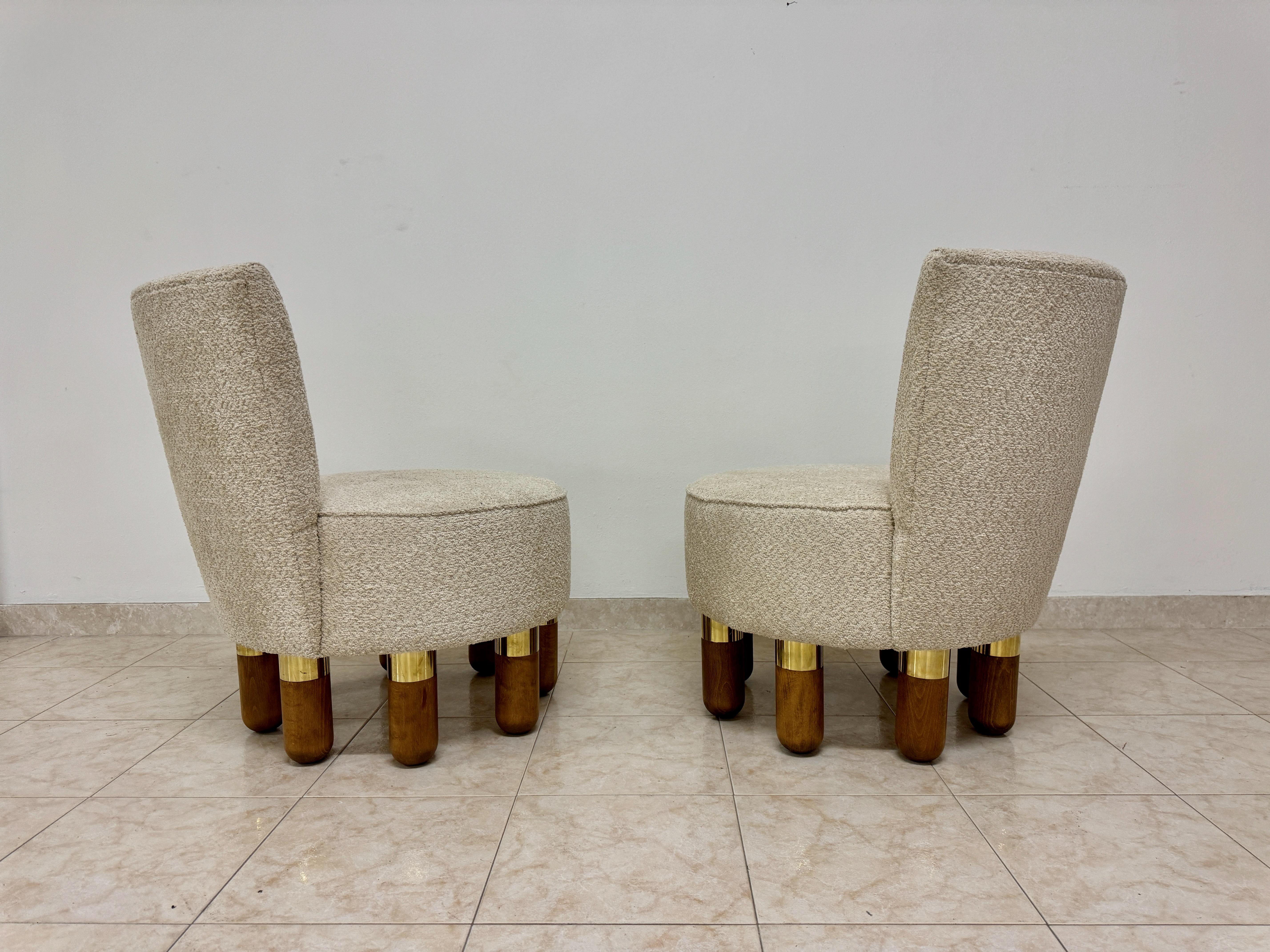 Paire de fauteuils club italiens contemporains avec pieds en laiton en vente 1