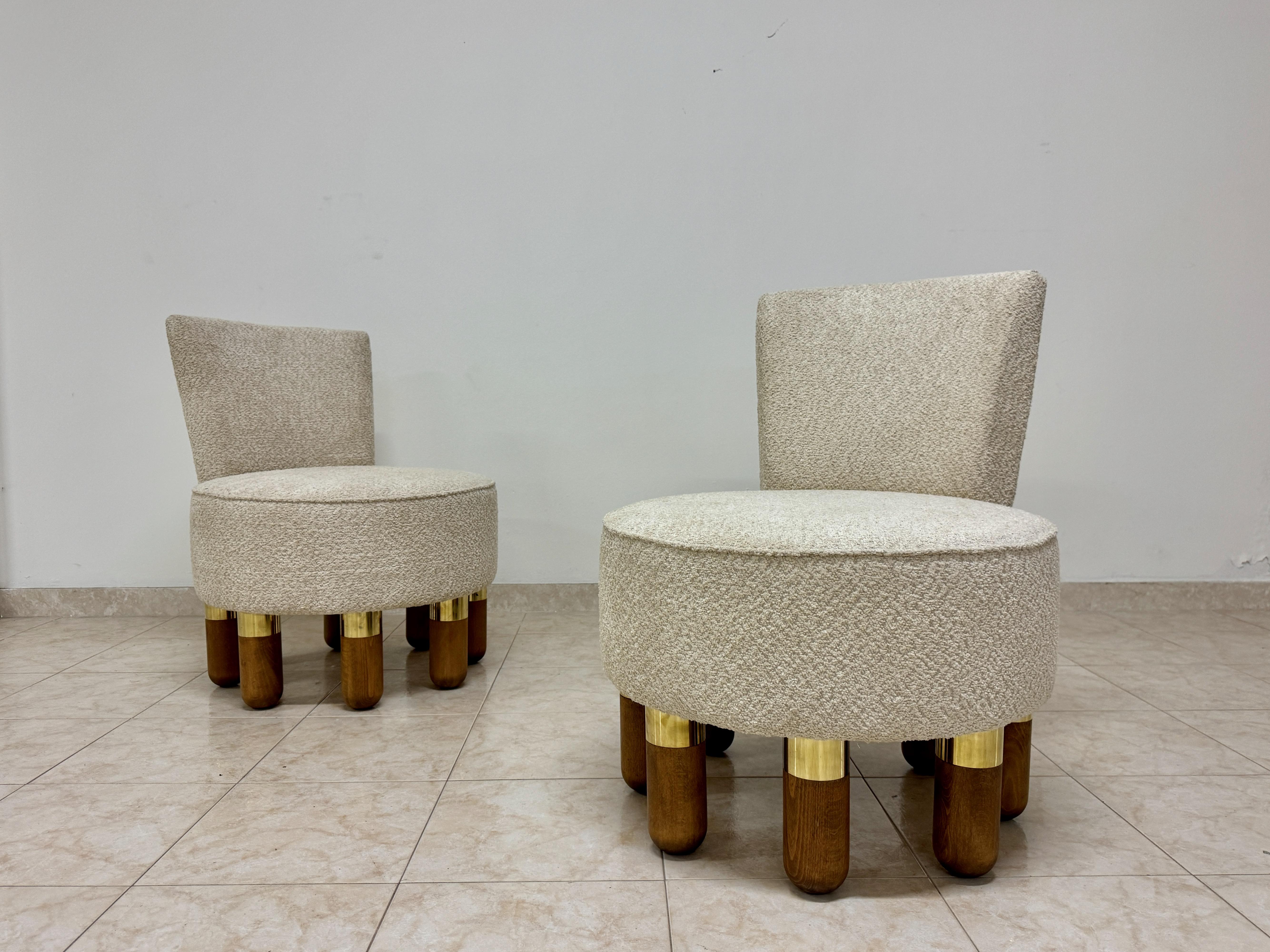 Paire de fauteuils club italiens contemporains avec pieds en laiton en vente 3