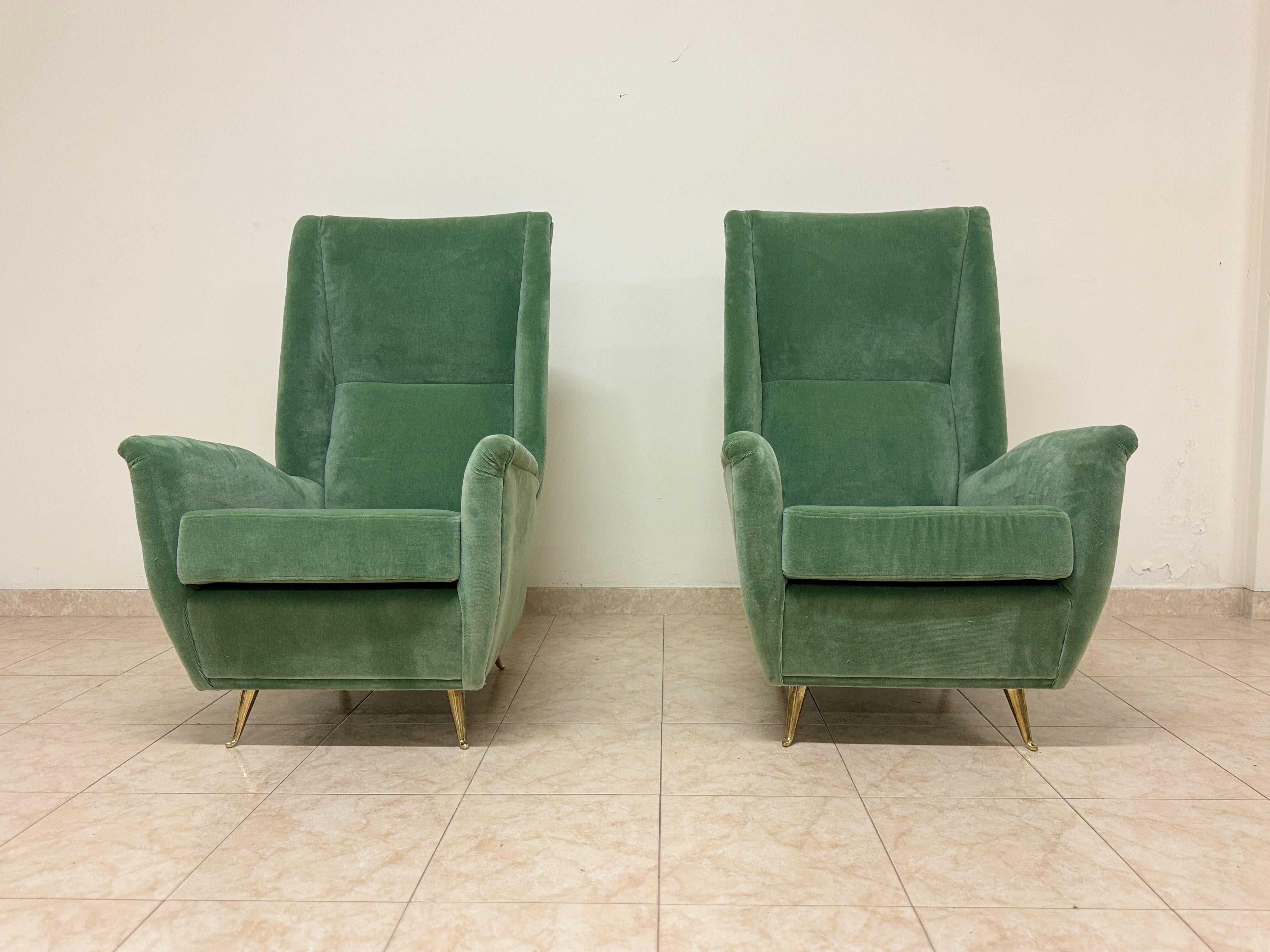Diese anspruchsvollen italienischen Sessel strahlen eine zeitlose Eleganz aus, die an das moderne Design der Mitte des Jahrhunderts erinnert. Sie sind mit einem reichen, smaragdgrünen Stoff gepolstert und bieten sowohl Komfort als auch Stil. Die