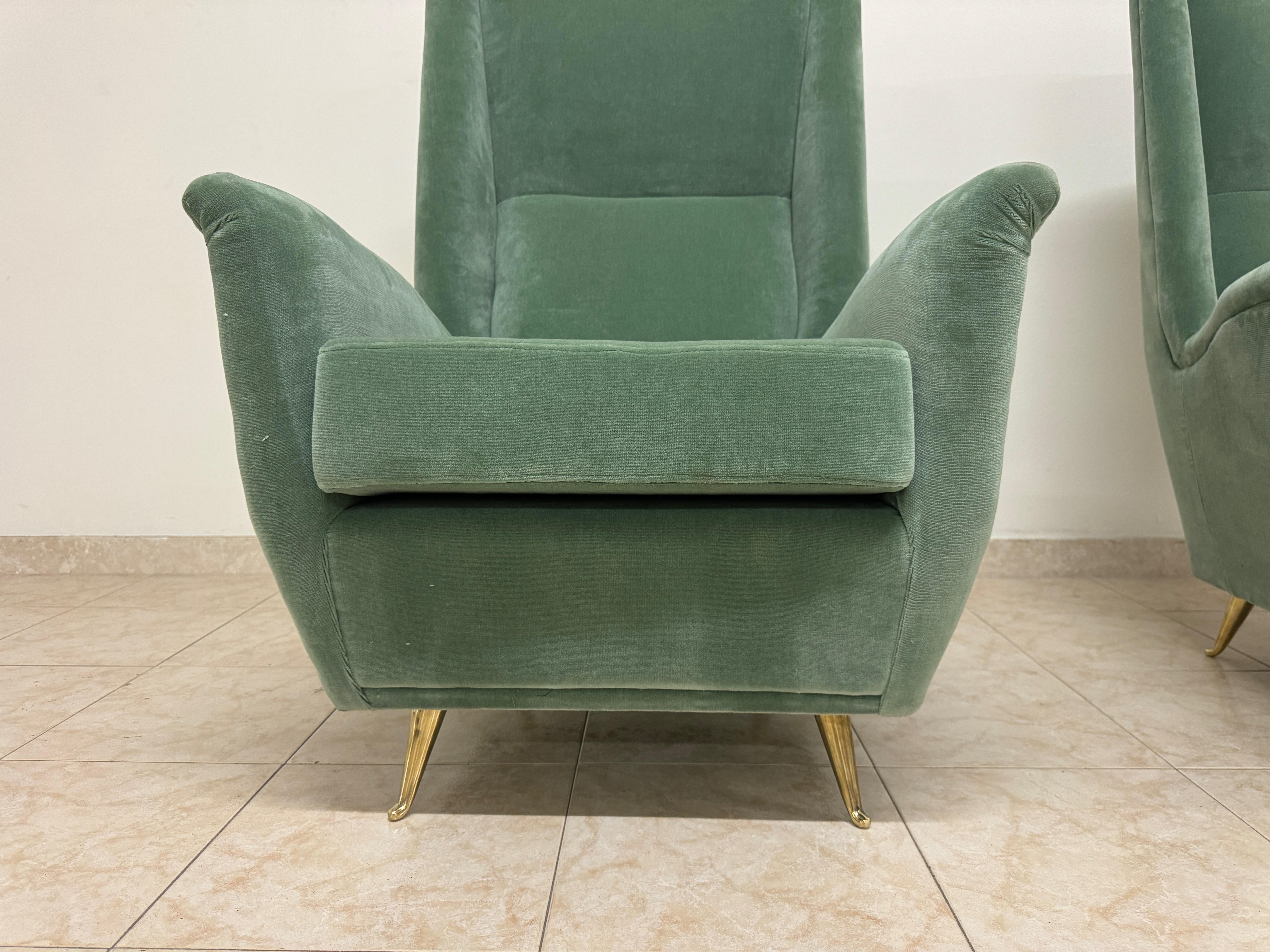 Ein Paar Contemporary Italian High-Backed Armchairs (Moderne der Mitte des Jahrhunderts) im Angebot