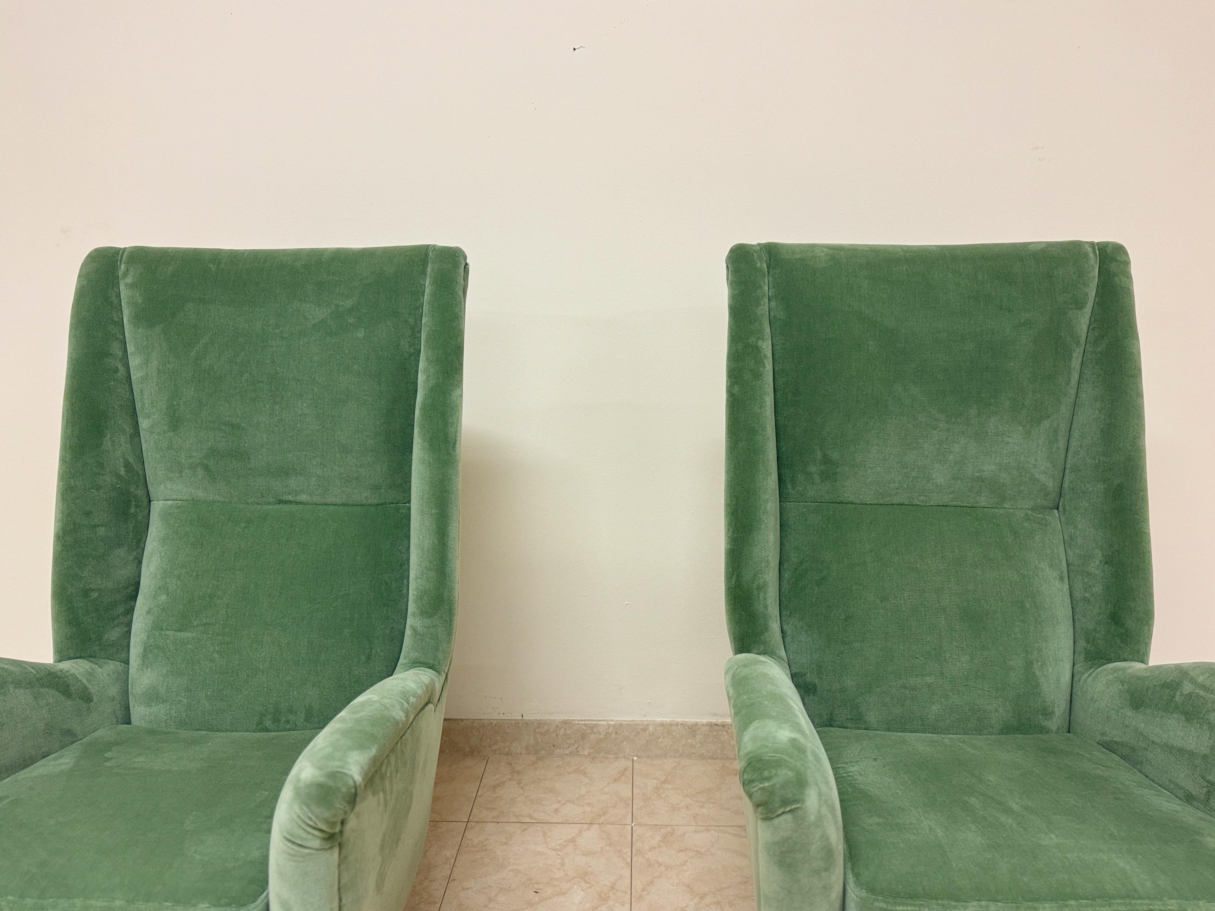 Ein Paar Contemporary Italian High-Backed Armchairs (Italienisch) im Angebot