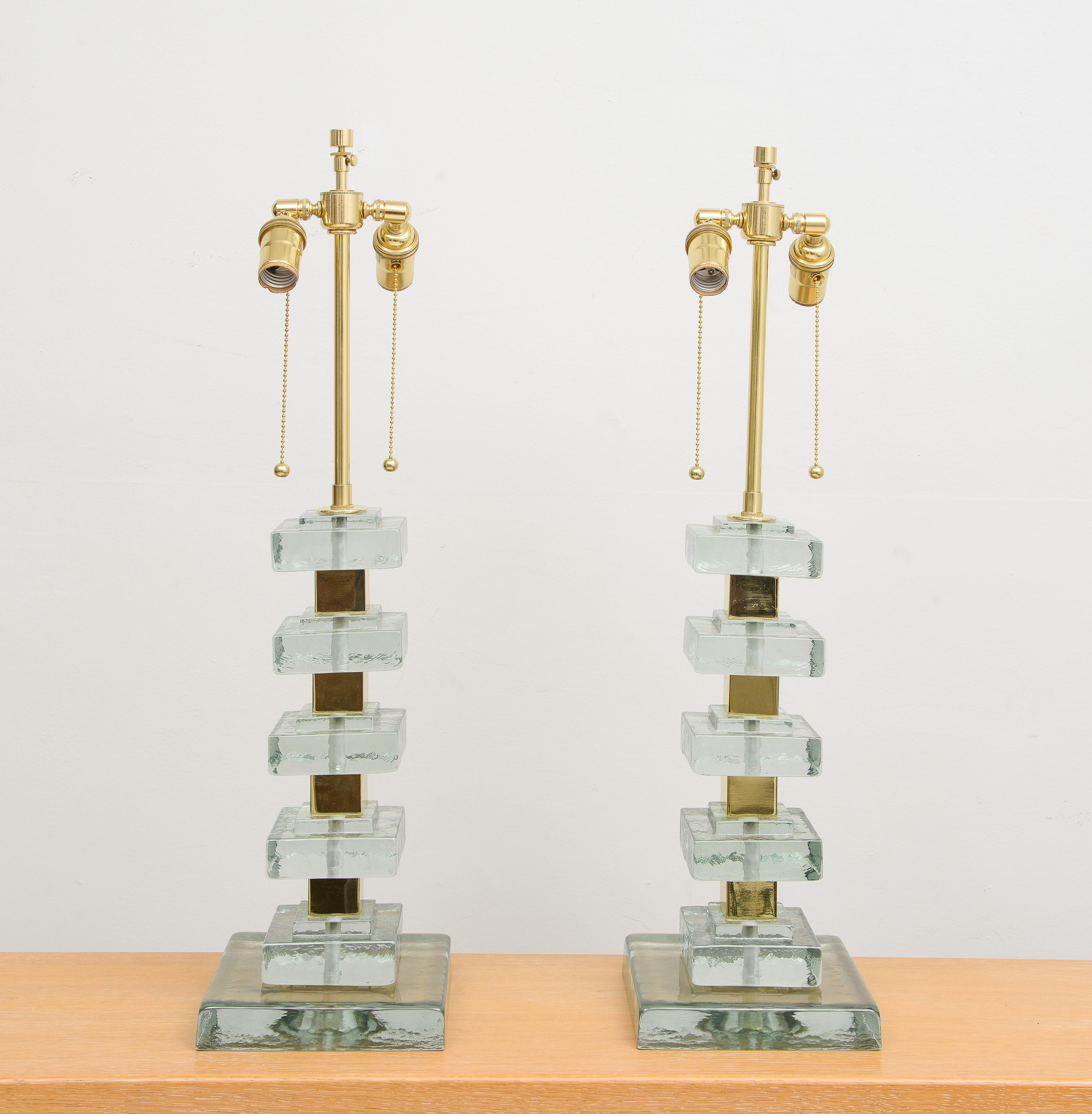 Ein Paar italienische Lampen aus Murano-Glas und Messing. Satz von 2.
Die Basis ist 7