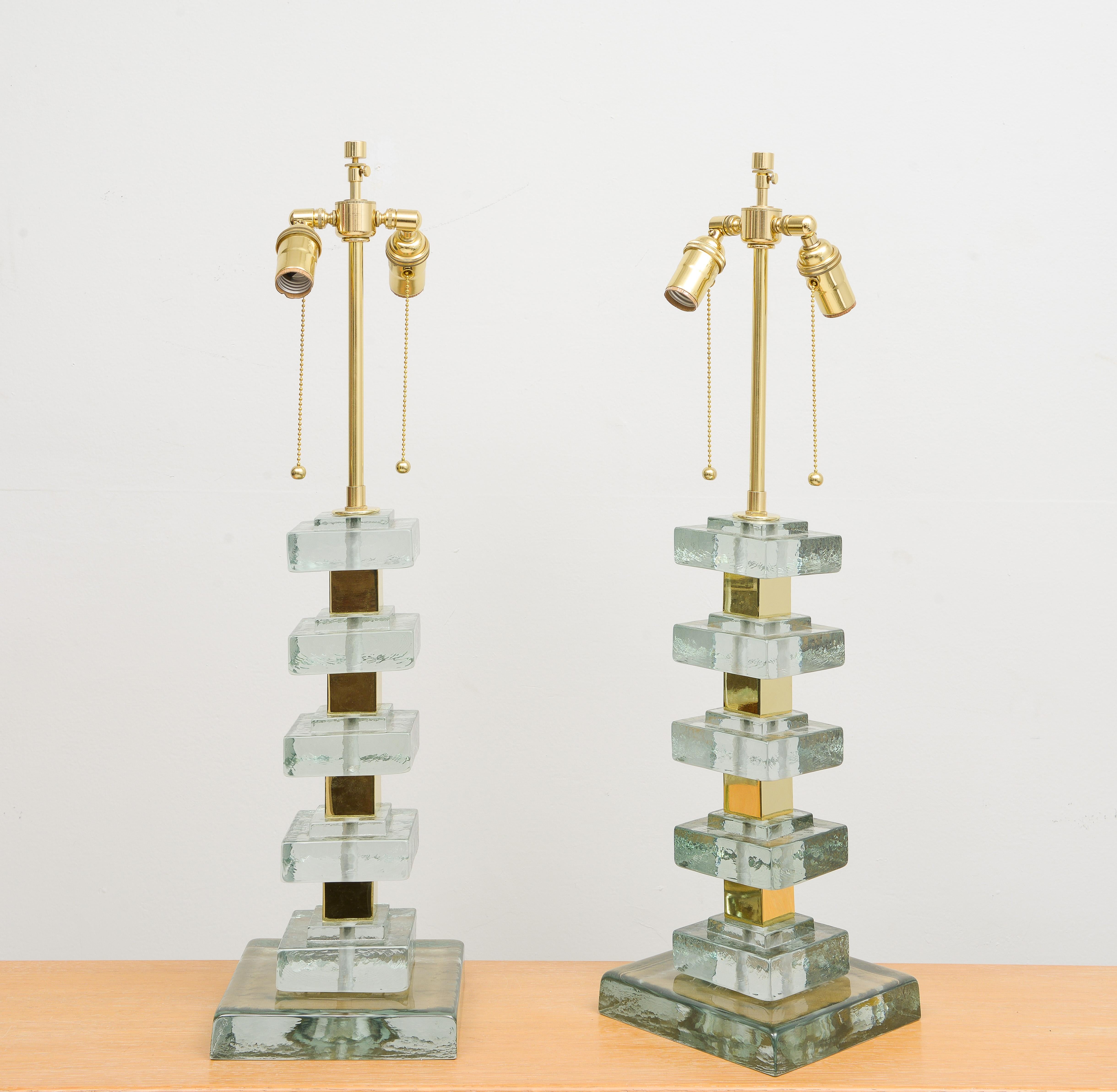 Moderne Paire de lampes italiennes contemporaines en verre de Murano et laiton en vente
