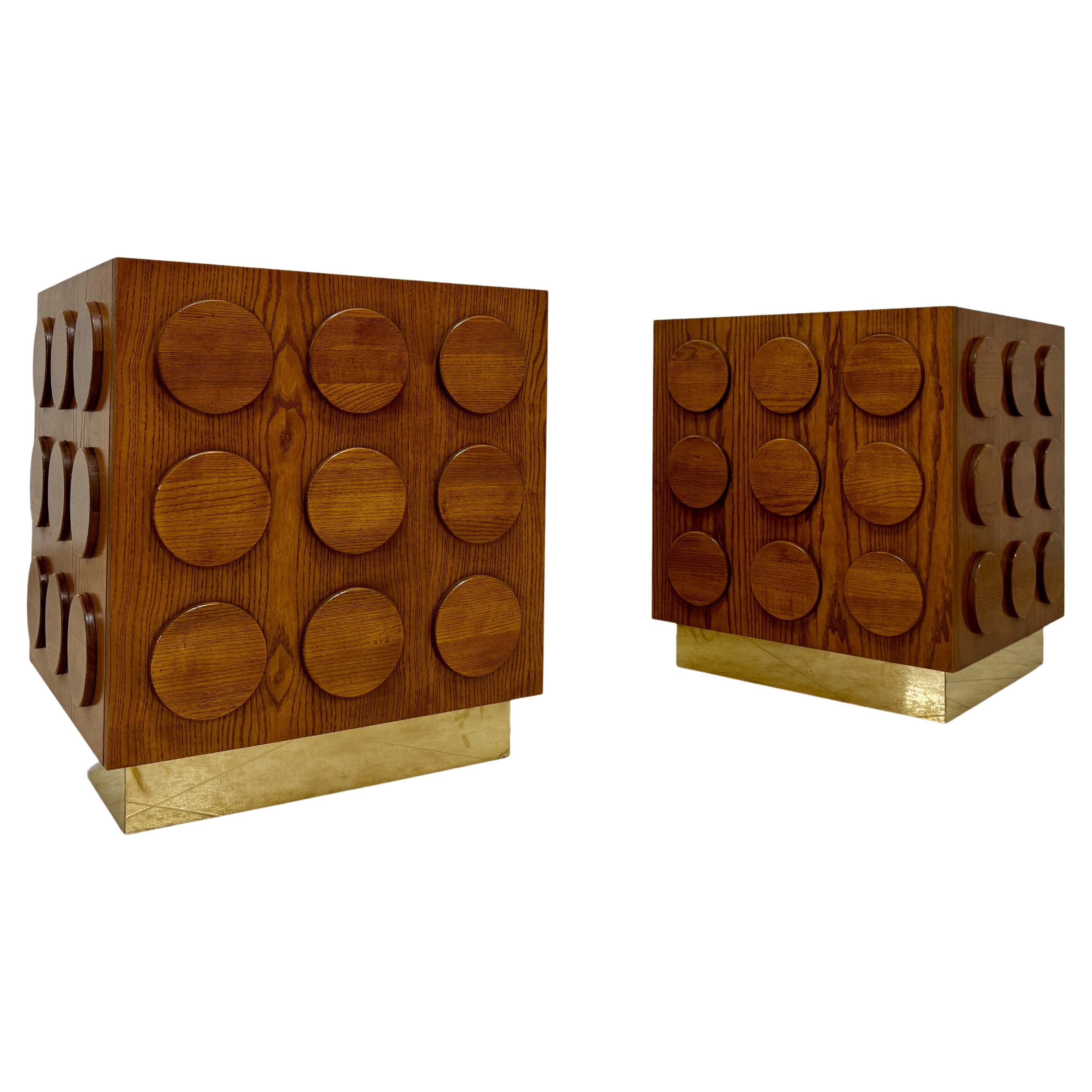 Contemporary Italian Nightstand mit Messingbass