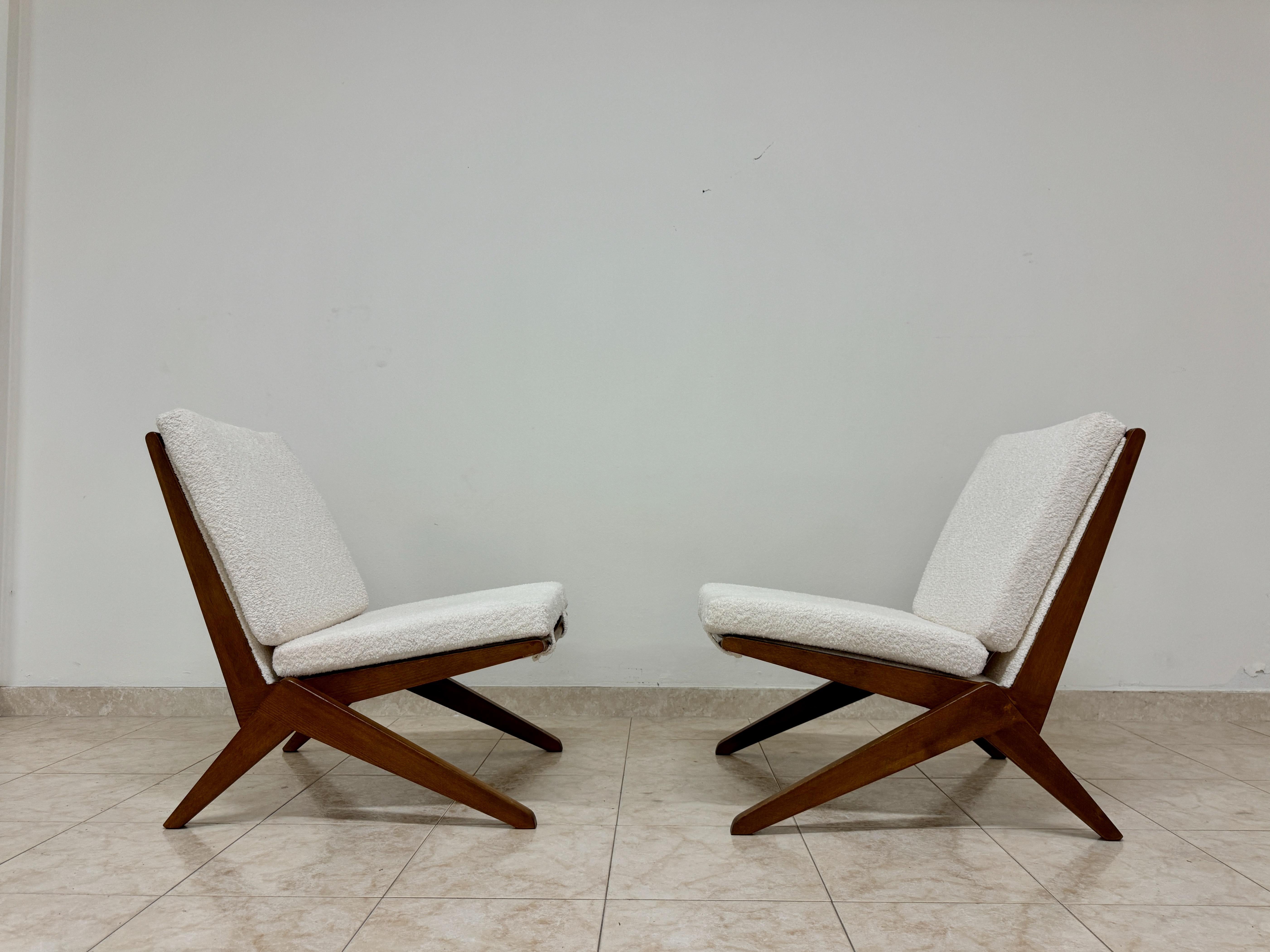 Ein Paar Contemporary Italian Scissors Lounge Chairs (Italienisch) im Angebot