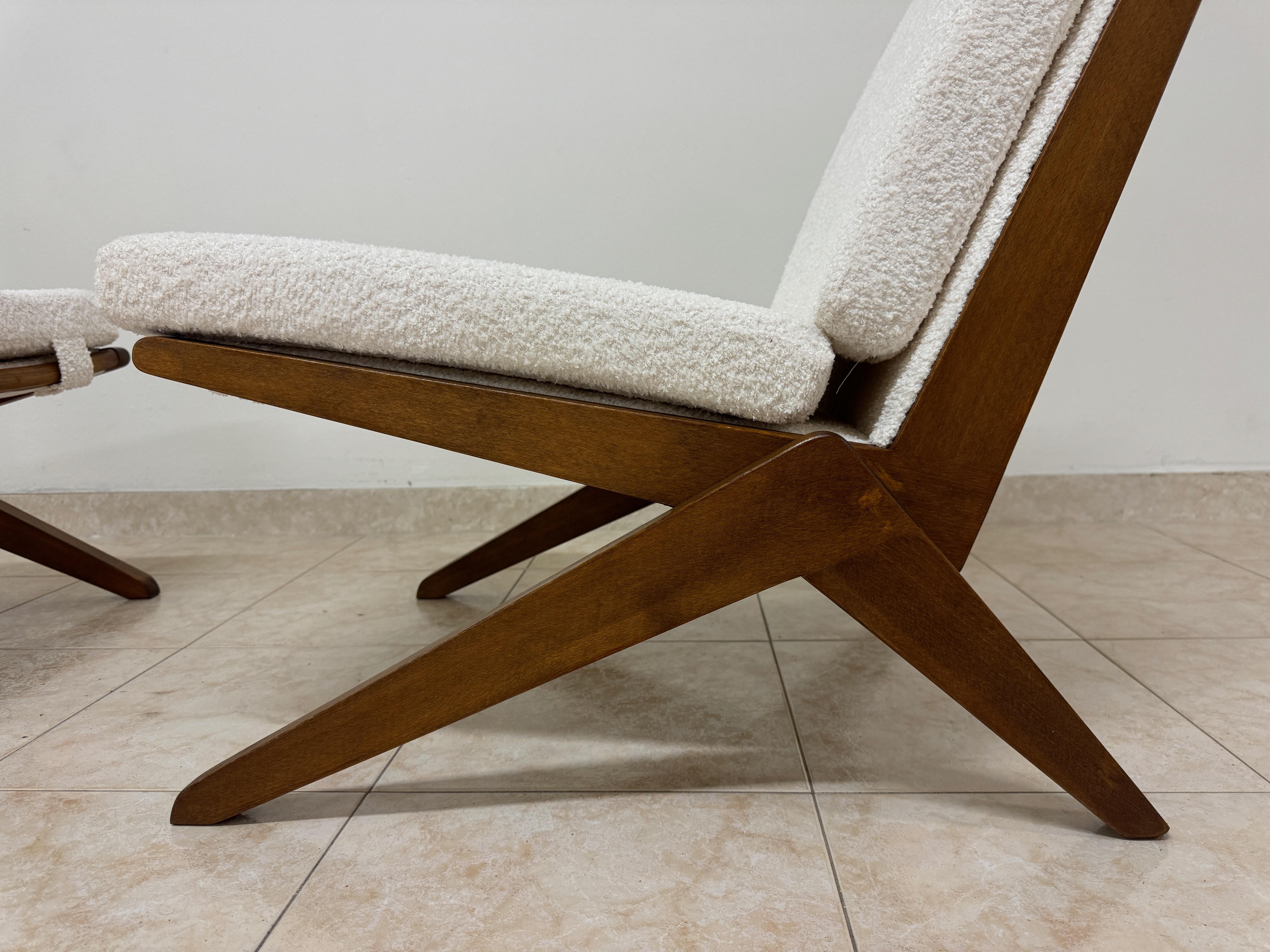 Ein Paar Contemporary Italian Scissors Lounge Chairs im Zustand „Neu“ im Angebot in London, London