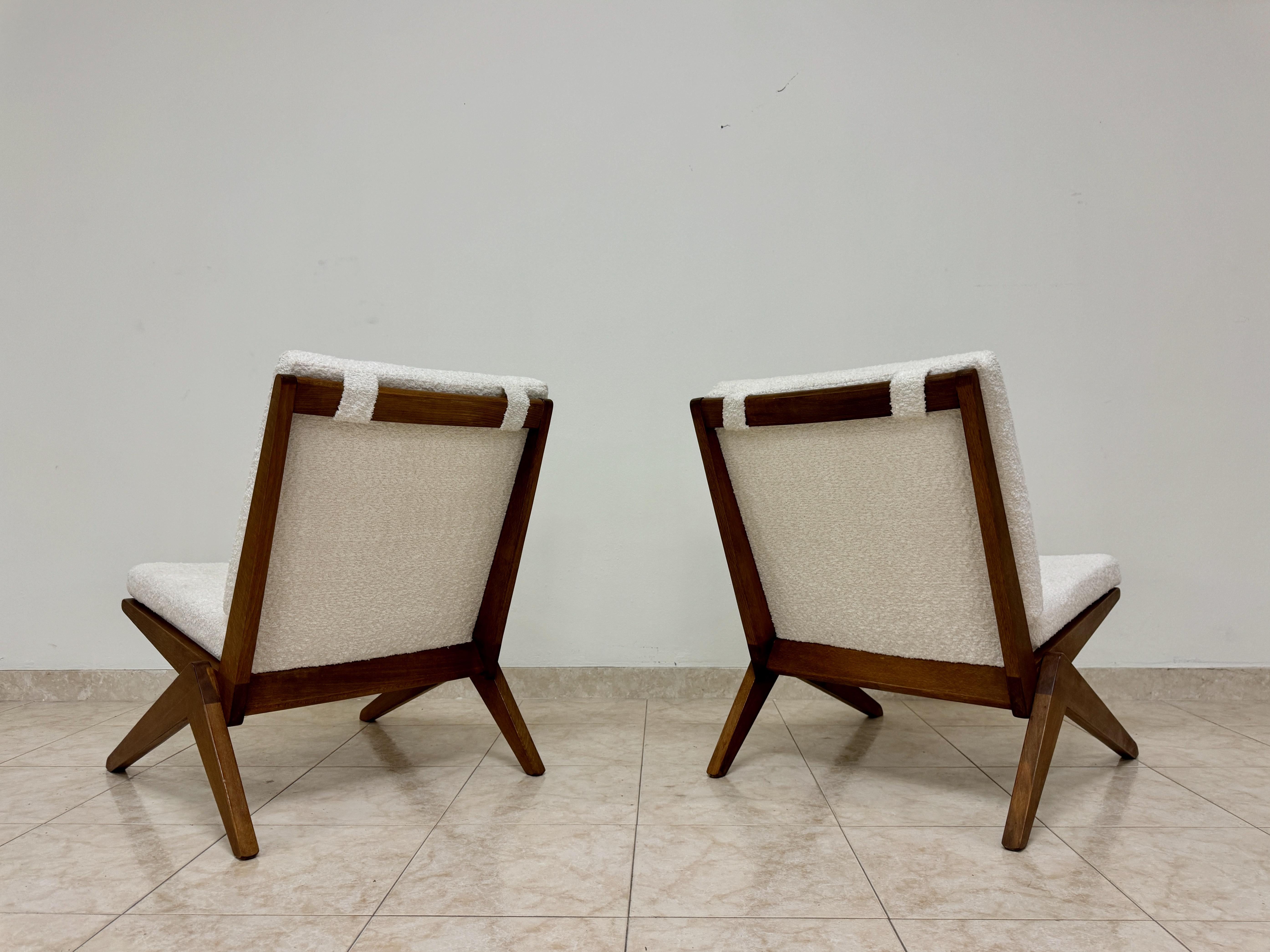 Ein Paar Contemporary Italian Scissors Lounge Chairs (Stoff) im Angebot