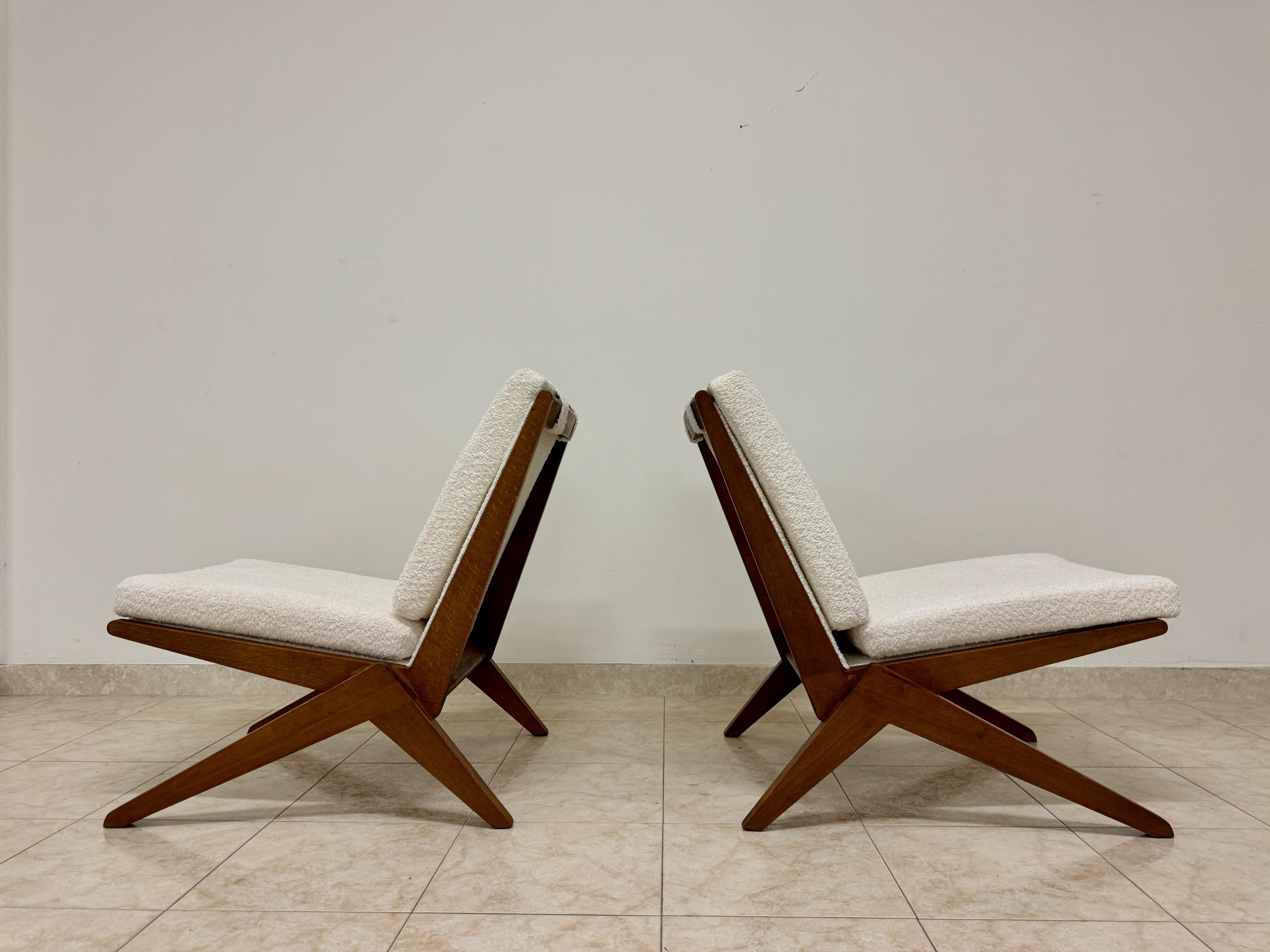 Ein Paar Contemporary Italian Scissors Lounge Chairs im Angebot 1