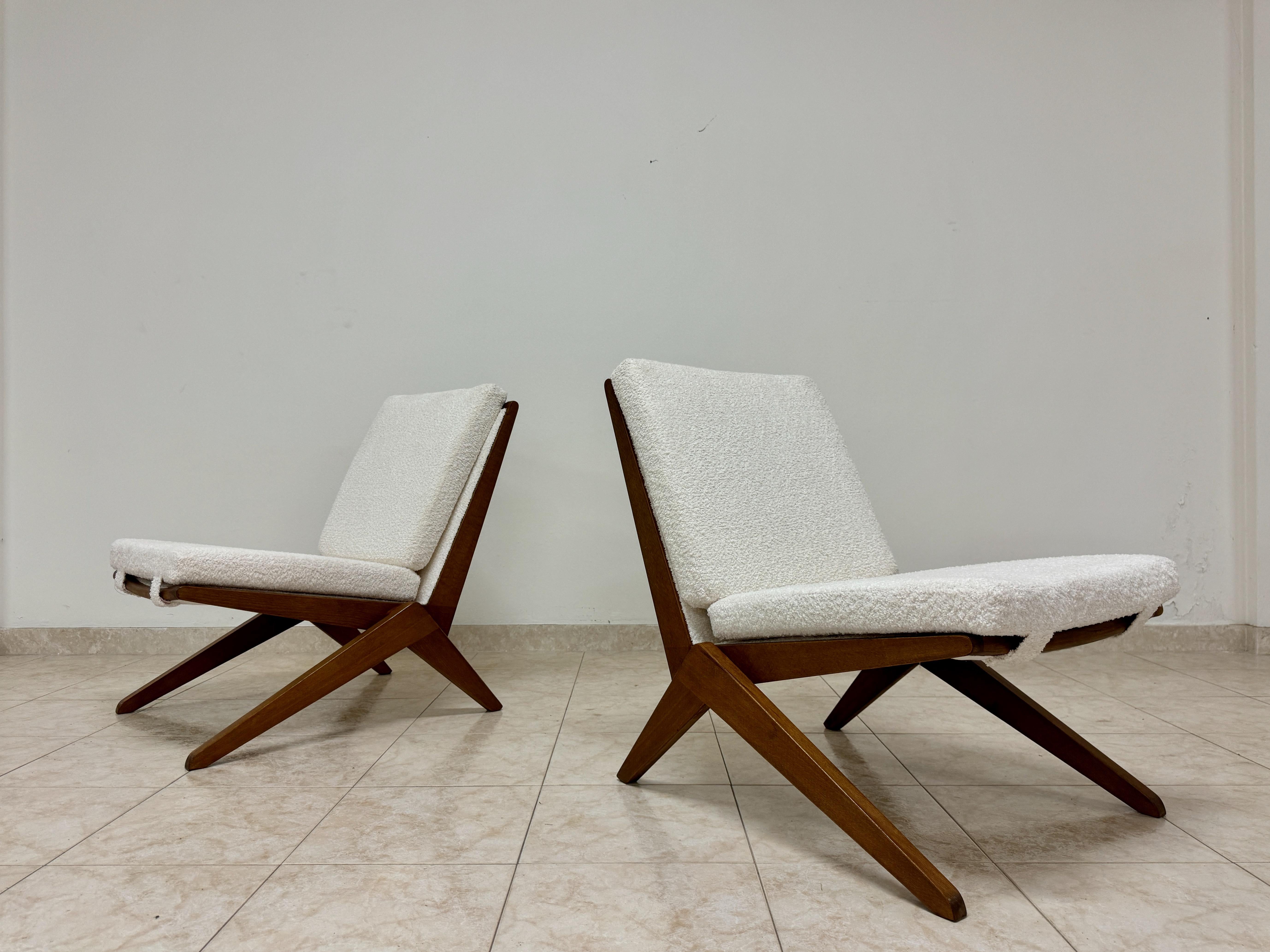 Ein Paar Contemporary Italian Scissors Lounge Chairs im Angebot 2