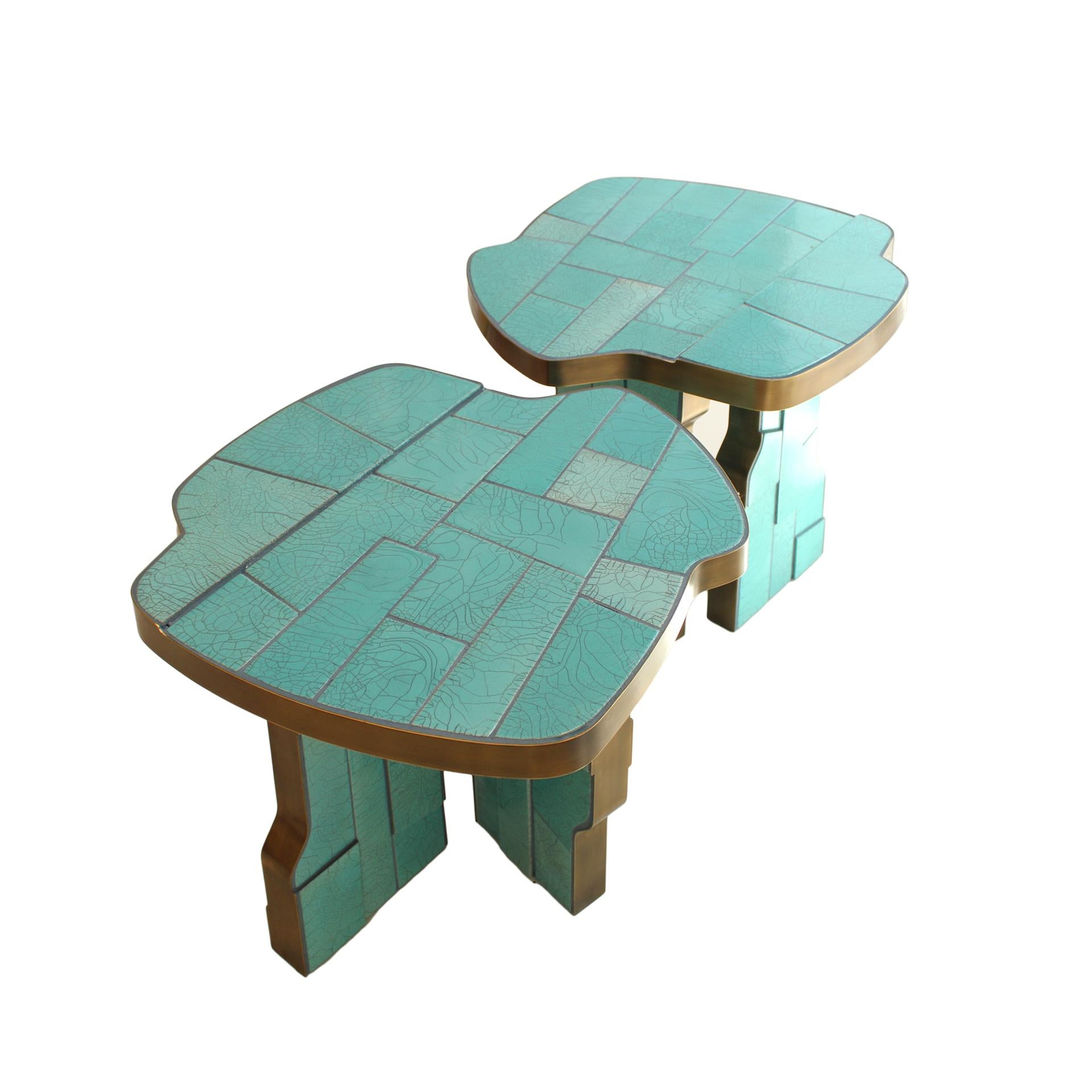 Pair of Contemporary Italian Blue Turquois Side Tables Made of Ceramic and Brass In Good Condition For Sale In Madrid, ES