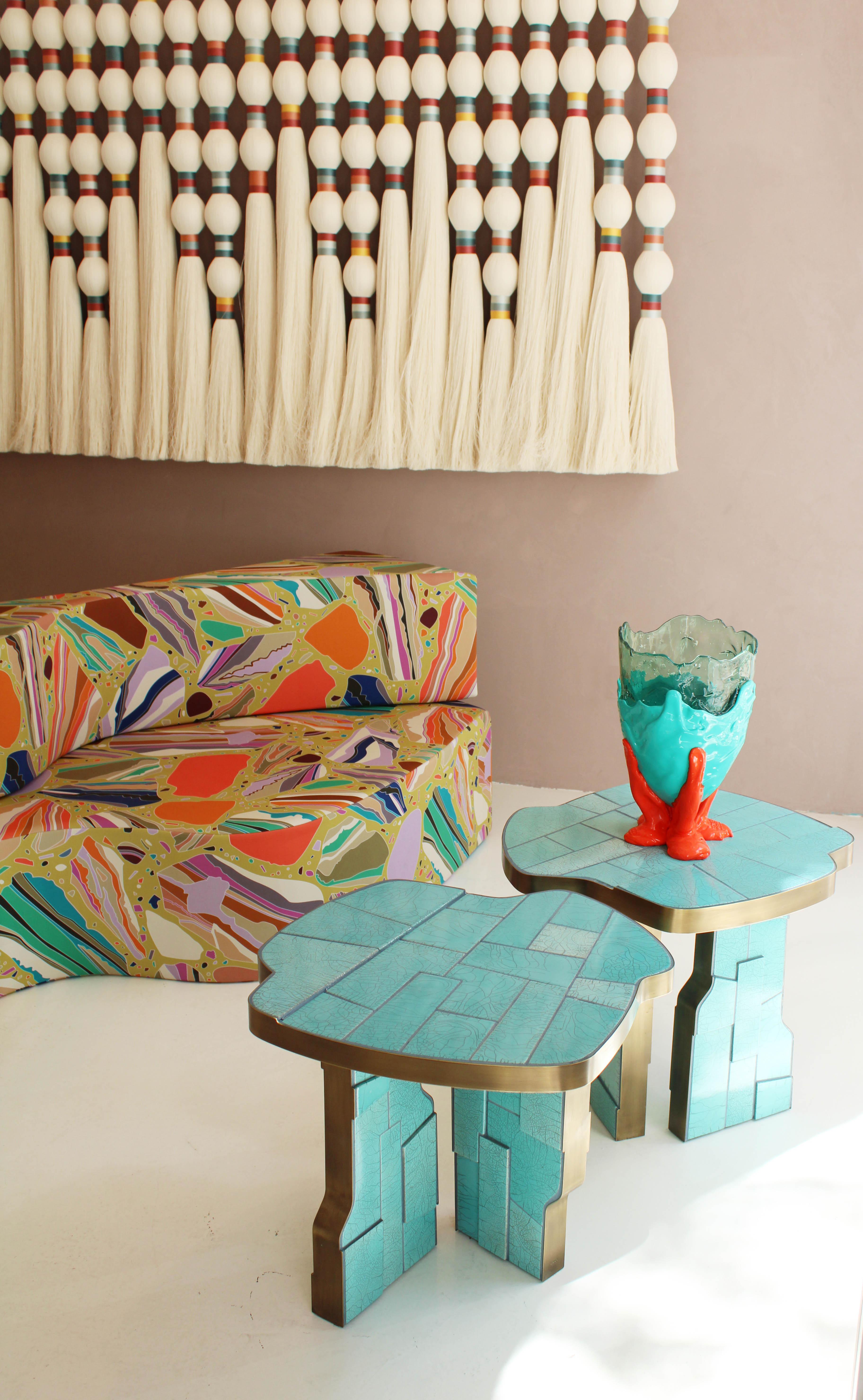 Ottone Coppia di tavolini italiani contemporanei blu turchese in ceramica e ottone in vendita