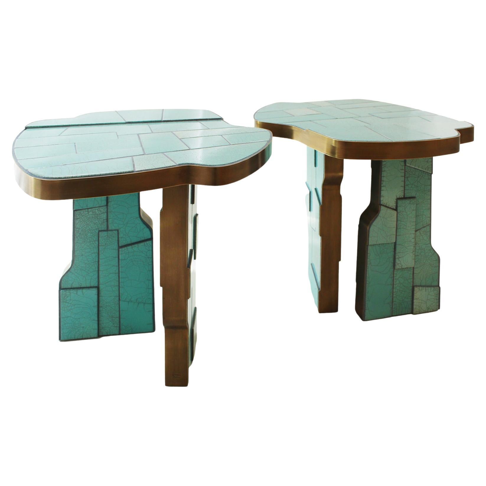 Coppia di tavolini italiani contemporanei blu turchese in ceramica e ottone in vendita