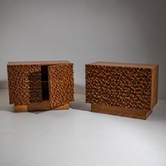 Paire de buffets italiens contemporains au design de surface brutaliste