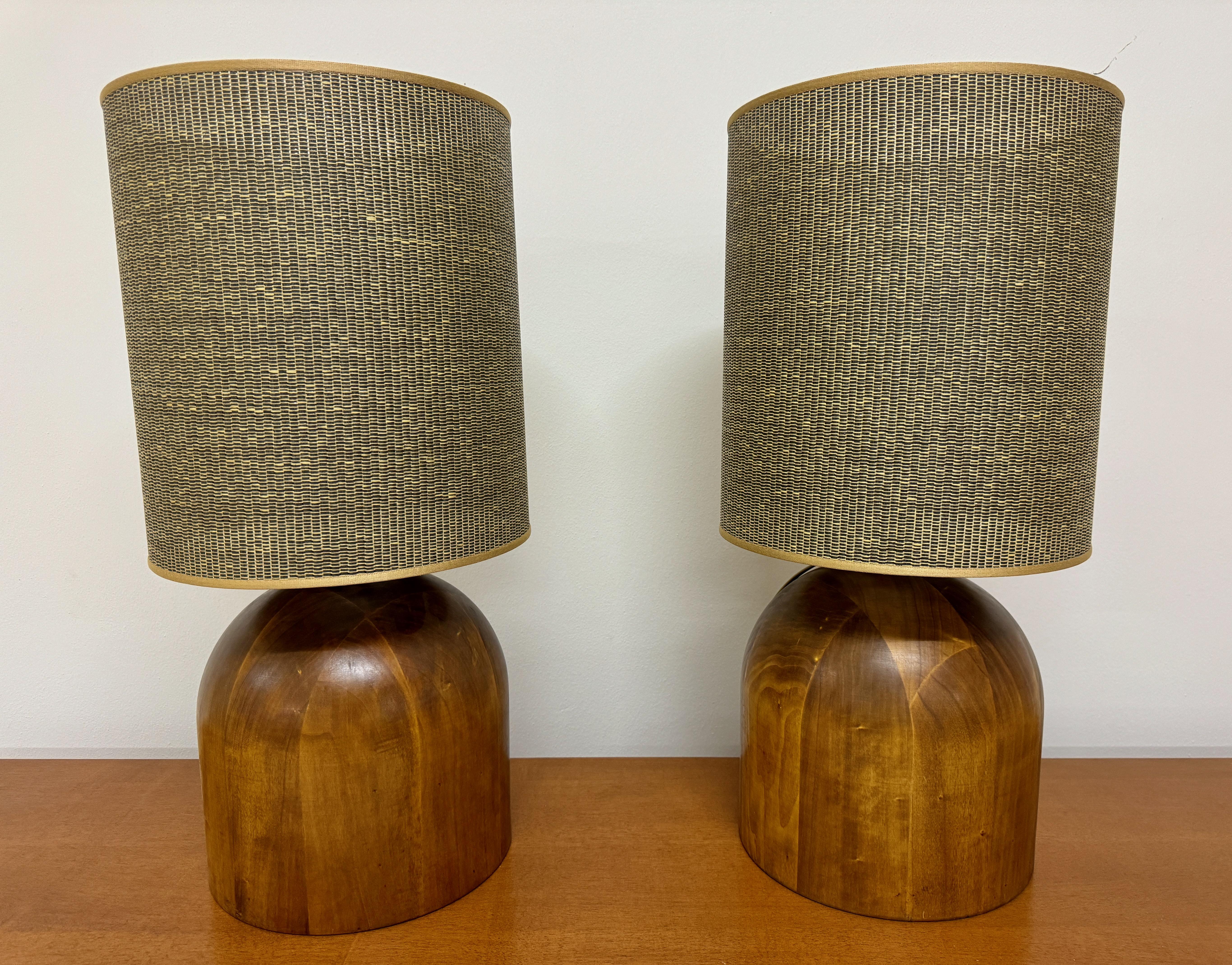 Lampes de table

Bois tourné

Teinte incluse - Les teintes disponibles sont illustrées dans les deux dernières photos. Les modèles présentés sur les pieds de lampe sont désormais épuisés.

Fabriqué en Italie

Contemporain

Ces lampes de table