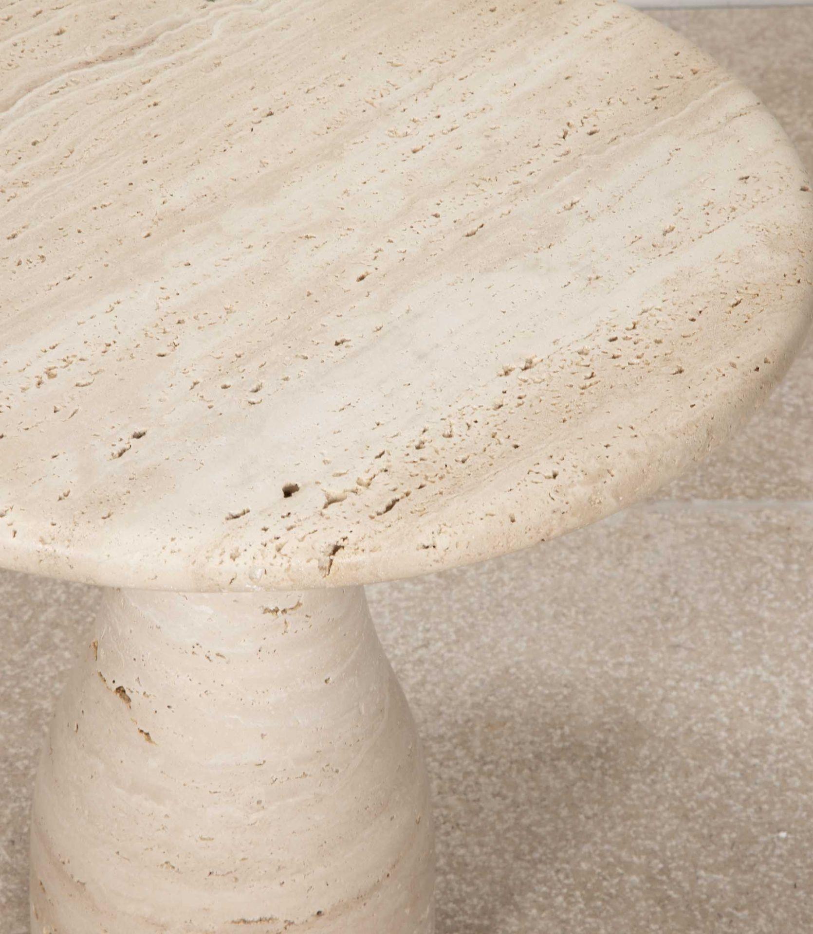 Pair of Contemporary Italian Travertine Side Tables en vente 3