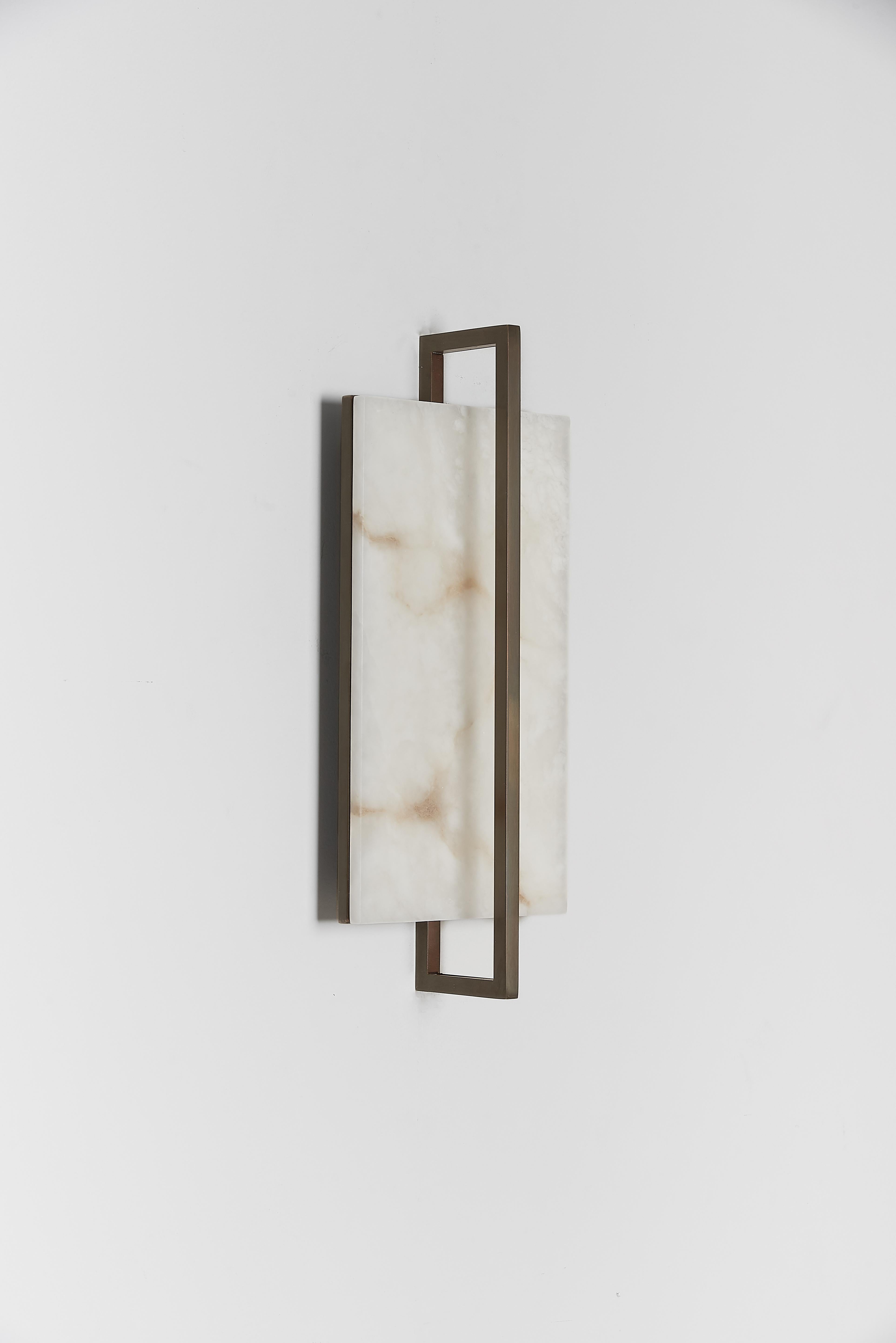 The Tile wall light, with its clean and simple lines, has a very contemporary flavor that is in strong contrast with the more traditional materials that make it up, such as veined alabaster and light bronze. The two levels of warm white led light