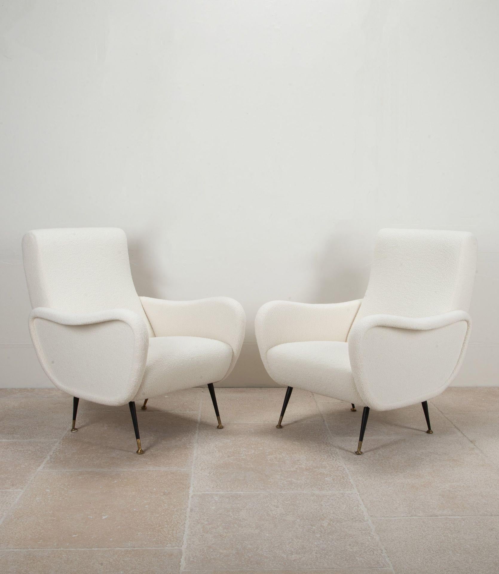 Bella coppia di poltrone italiane contemporanee.
Nello stile di Marco Zanuso.
Rivestito in bouclet bianco sporco.