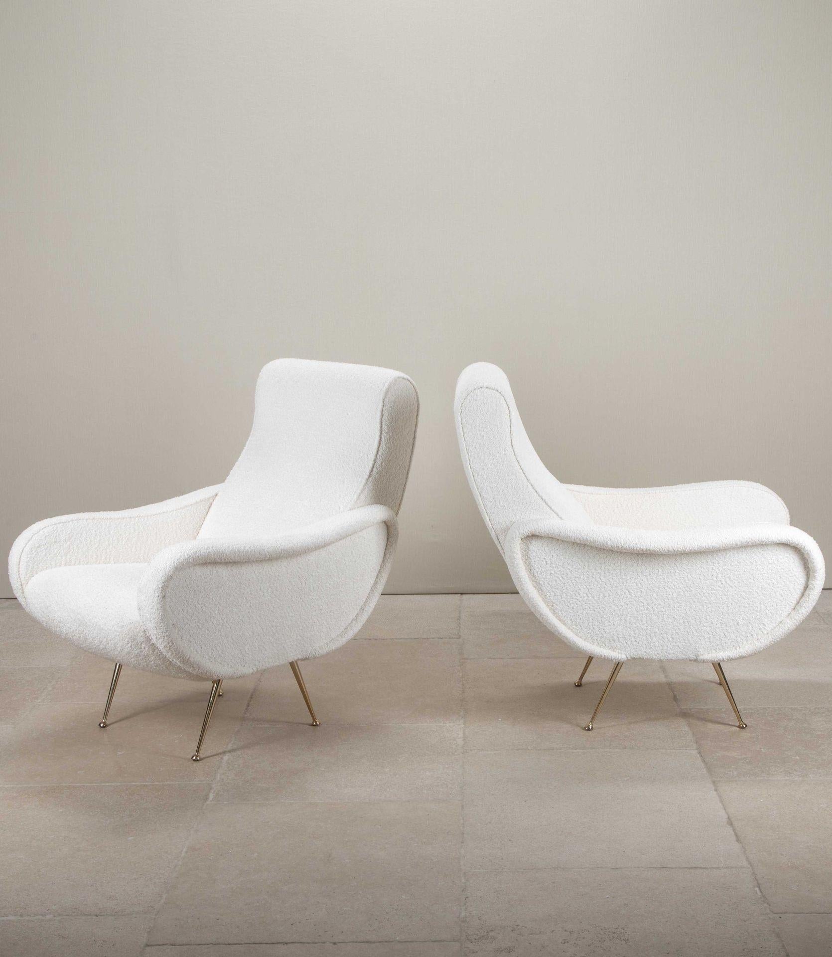 Elegante paire de fauteuils italiens contemporains de style Zanuso. 
Tapissé en bouclette blanc avec des pieds en métal.