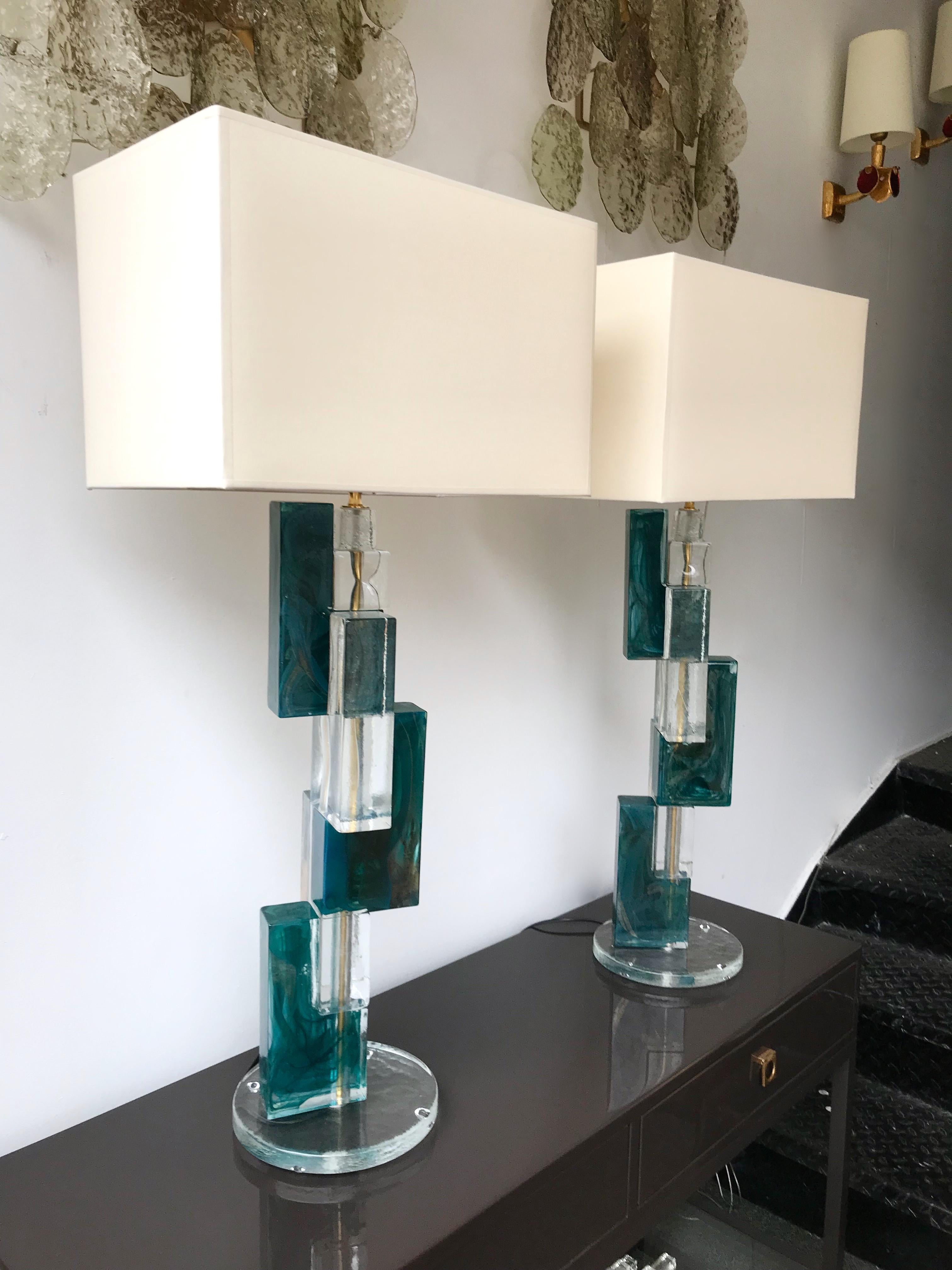 Pair of Contemporary Lamps Cubic Murano Glass and Brass (Moderne der Mitte des Jahrhunderts)